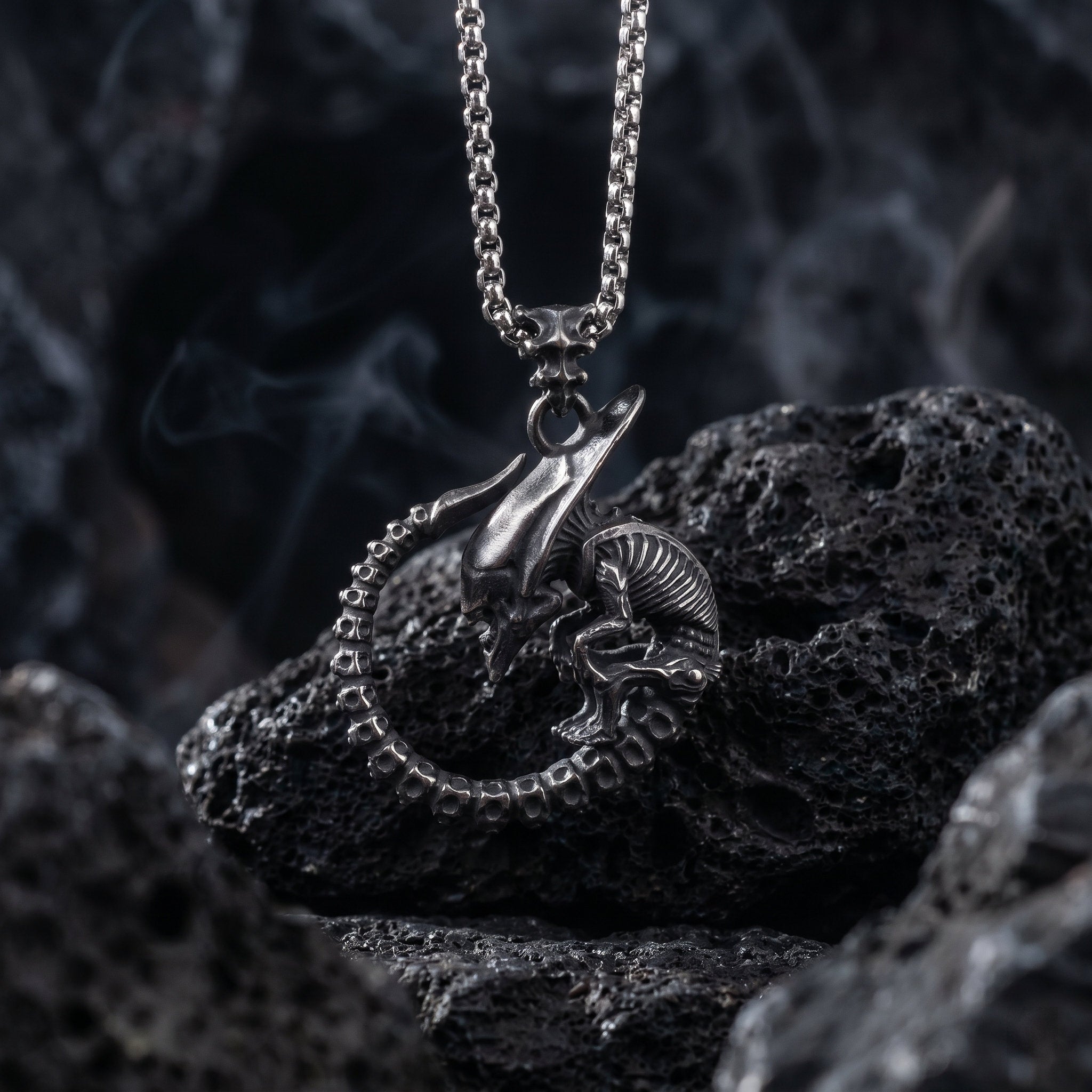 alien skeleton pendant gothic necklace Imagen principal del producto