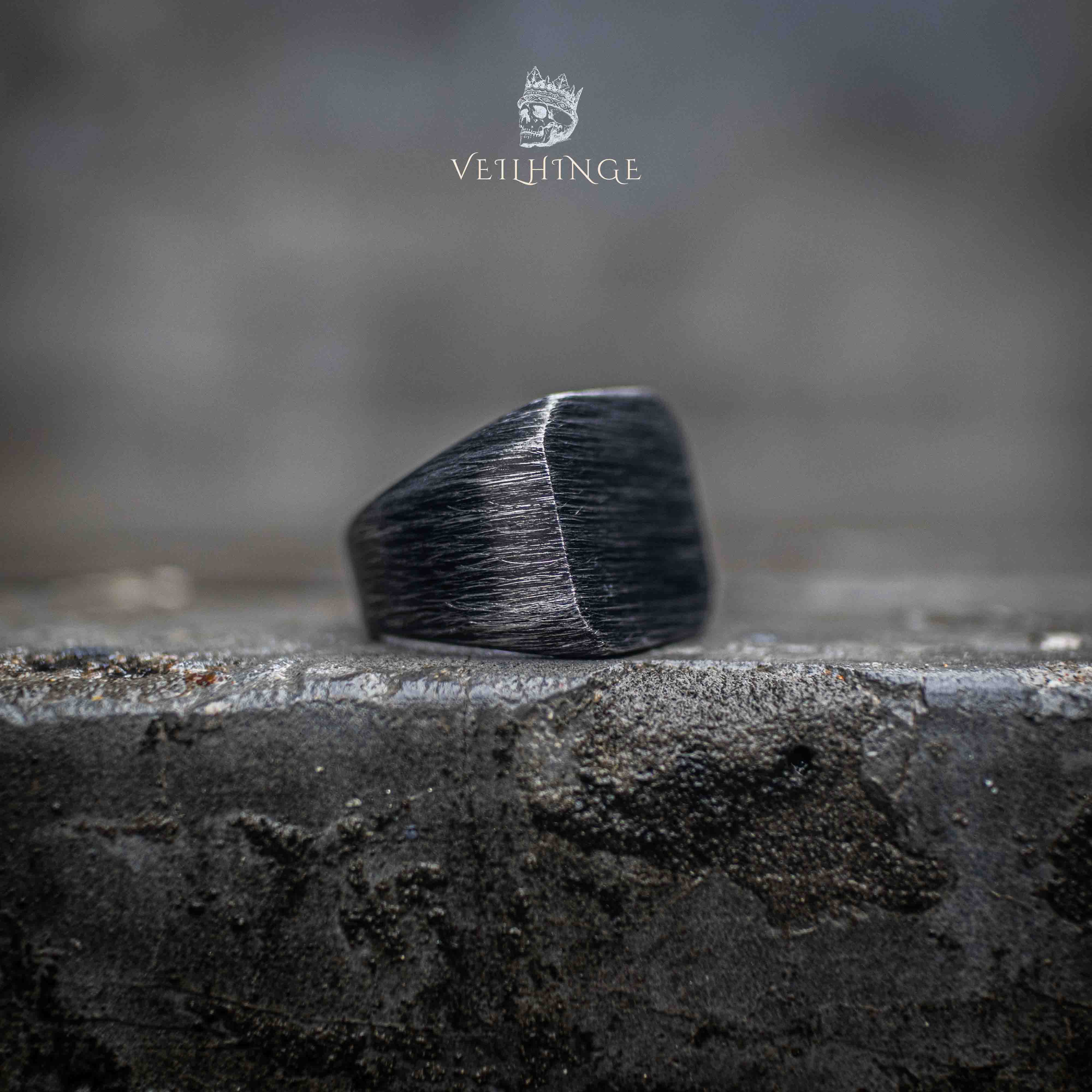 Brushed Square Signet Ring – Shadow Minimalism Dark Aesthetic Secondary image