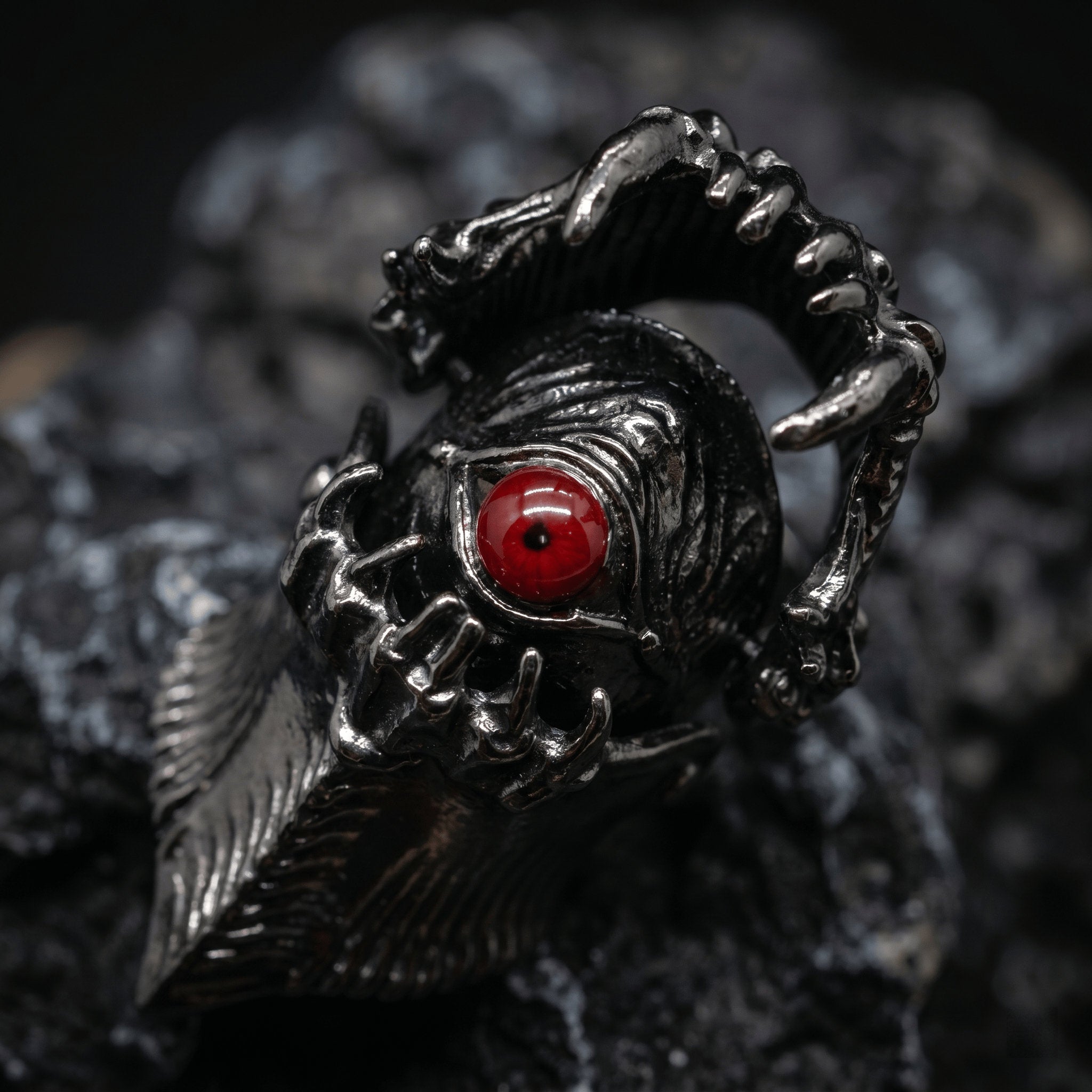 mechanical claw ring with red eye detail gothic jewelry Imagen principal del producto