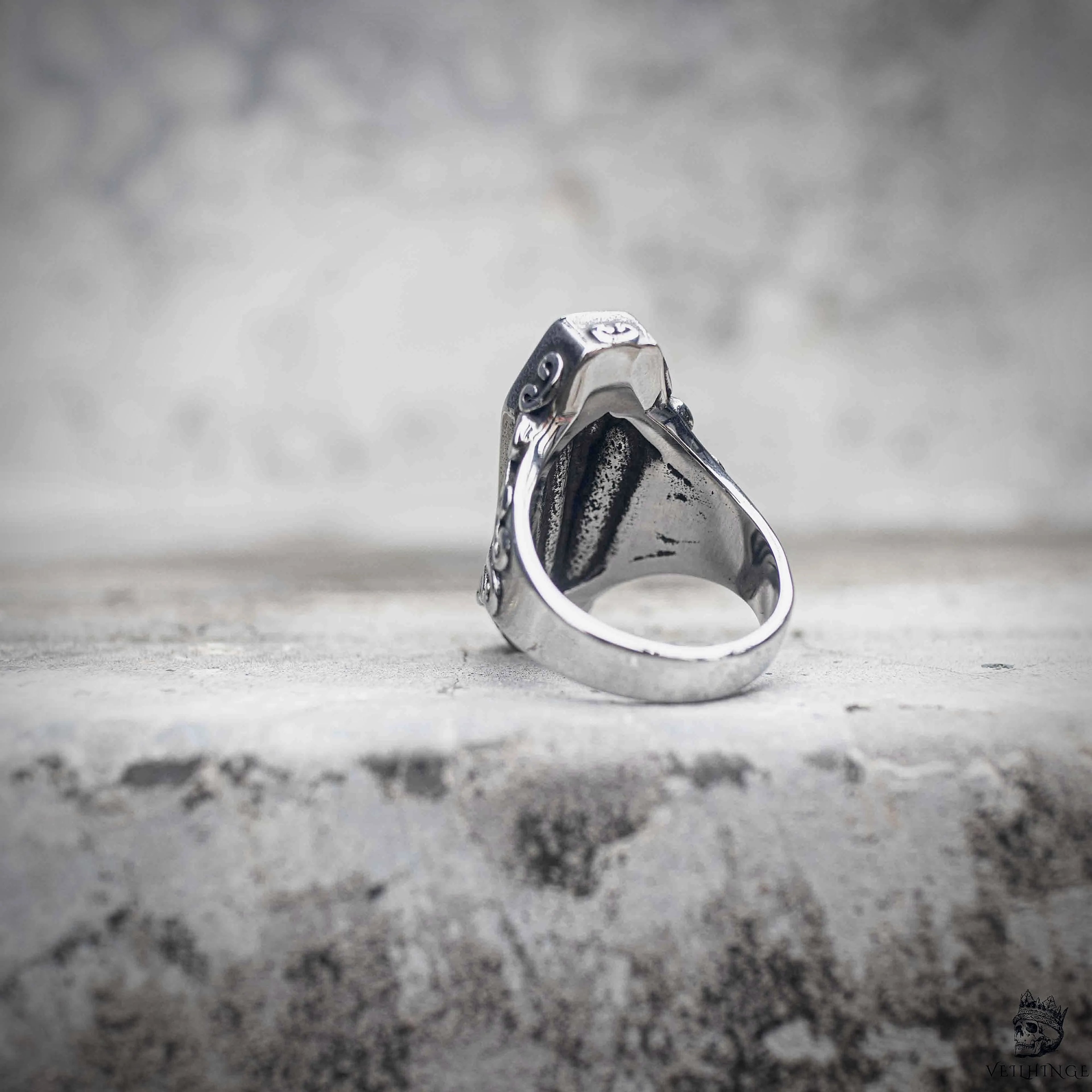 Dracula coffin ring back view showing coffin shaped face profile and polished stainless steel band, vampirecore dark aesthetic gothic ring by Veilhinge
