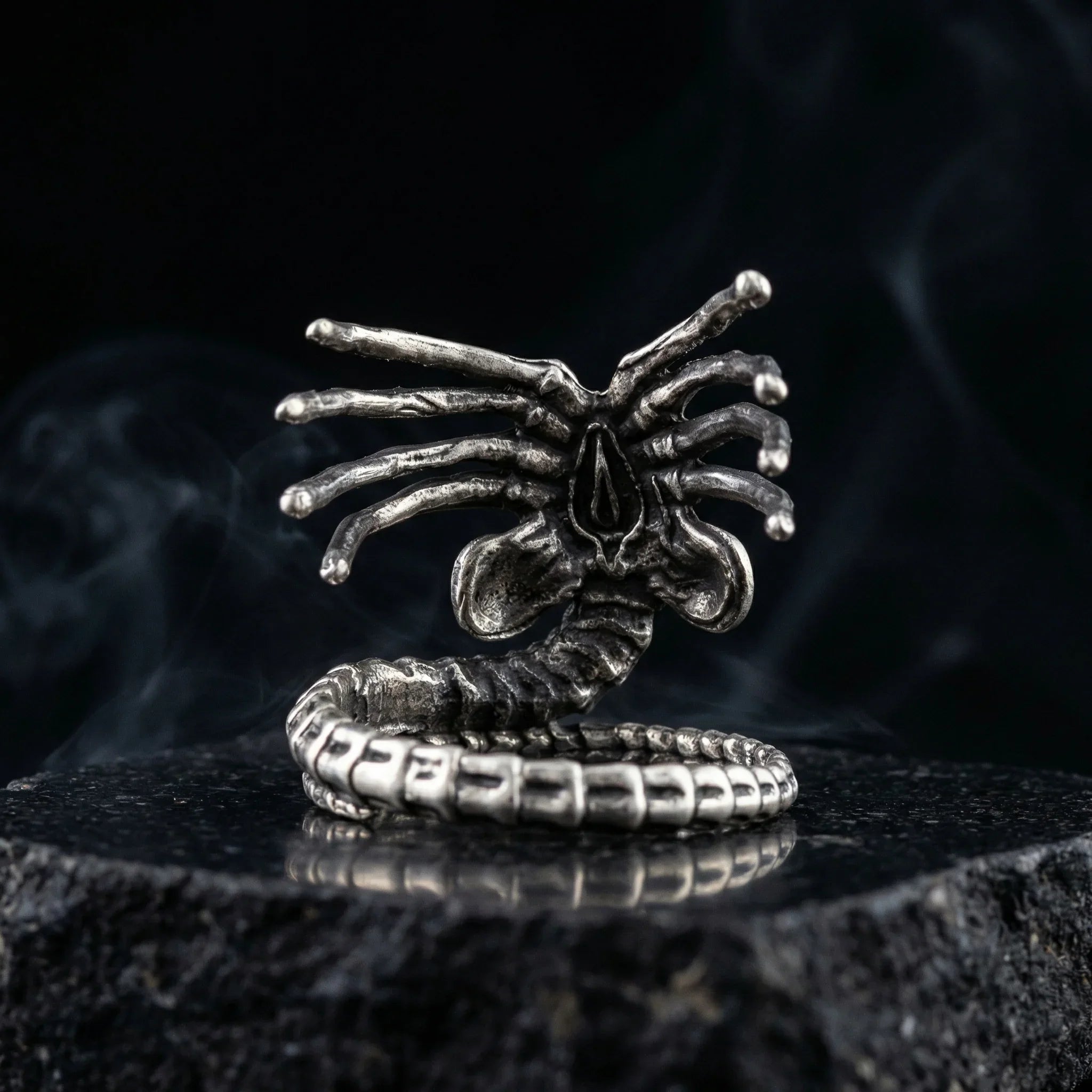 Front view of the silver Facehugger Xenomorph ring highlighting articulated details Imagen principal del producto
