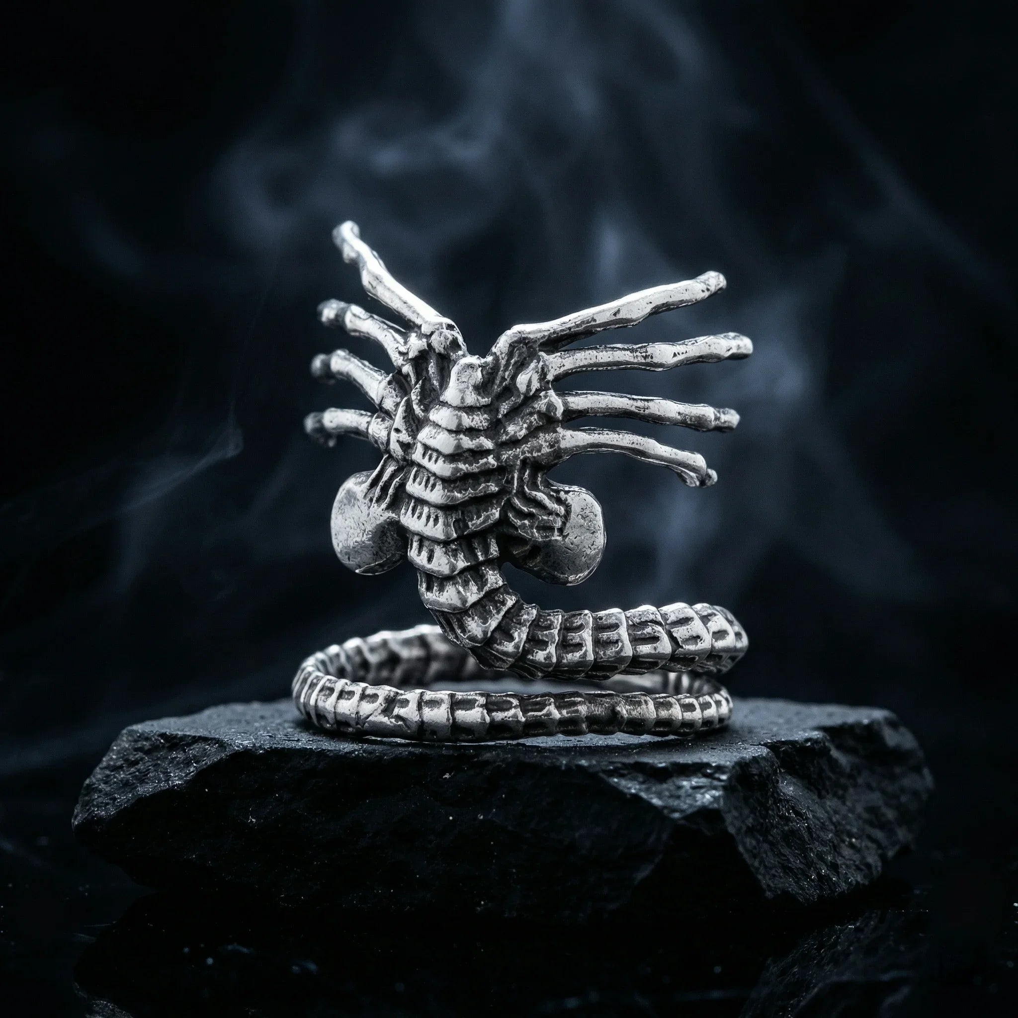 Facehugger Xenomorph Ring – Adjustable Alien Claw Tail Imagen secundaria del producto