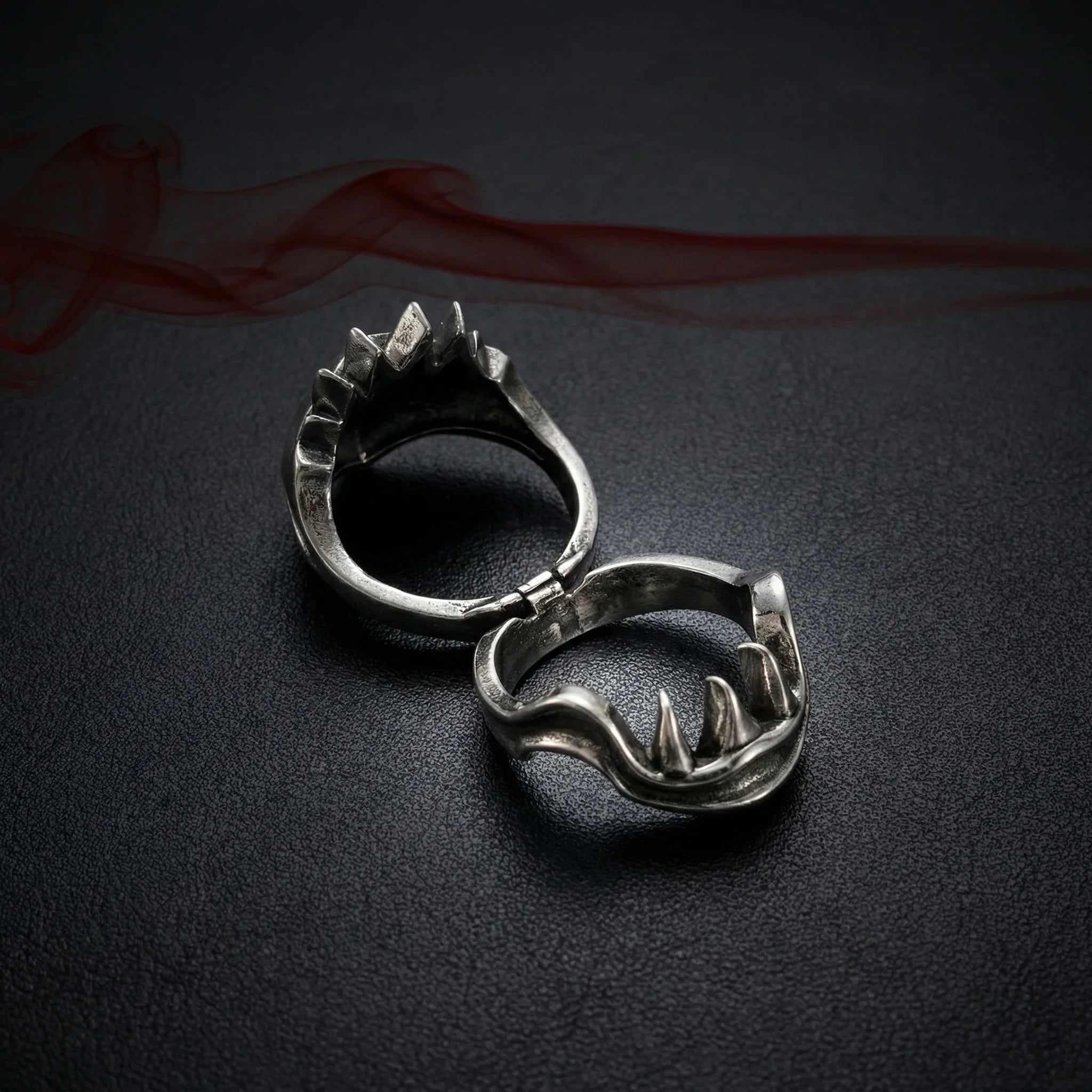 Gothic Beast Fang Ring – Hinged Openable Monster Teeth Band Imagen secundaria del producto