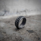 Gothic Cuban chain ring side view showing raised link texture and polished stainless steel interior in oxidized antique silver, dark aesthetic biker band ring by Veilhinge