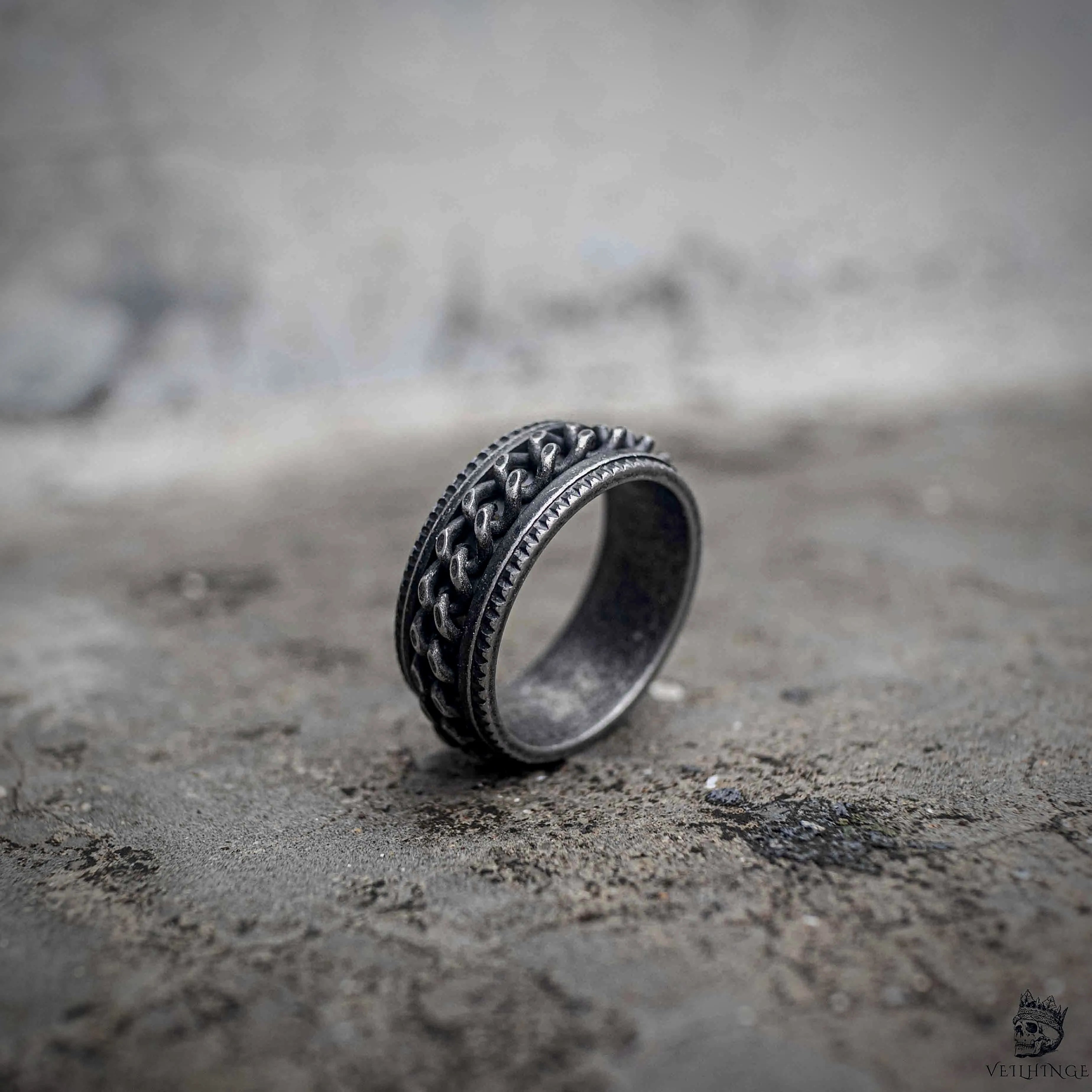 Gothic Cuban chain ring side view showing raised link texture and polished stainless steel interior in oxidized antique silver, dark aesthetic biker band ring by Veilhinge