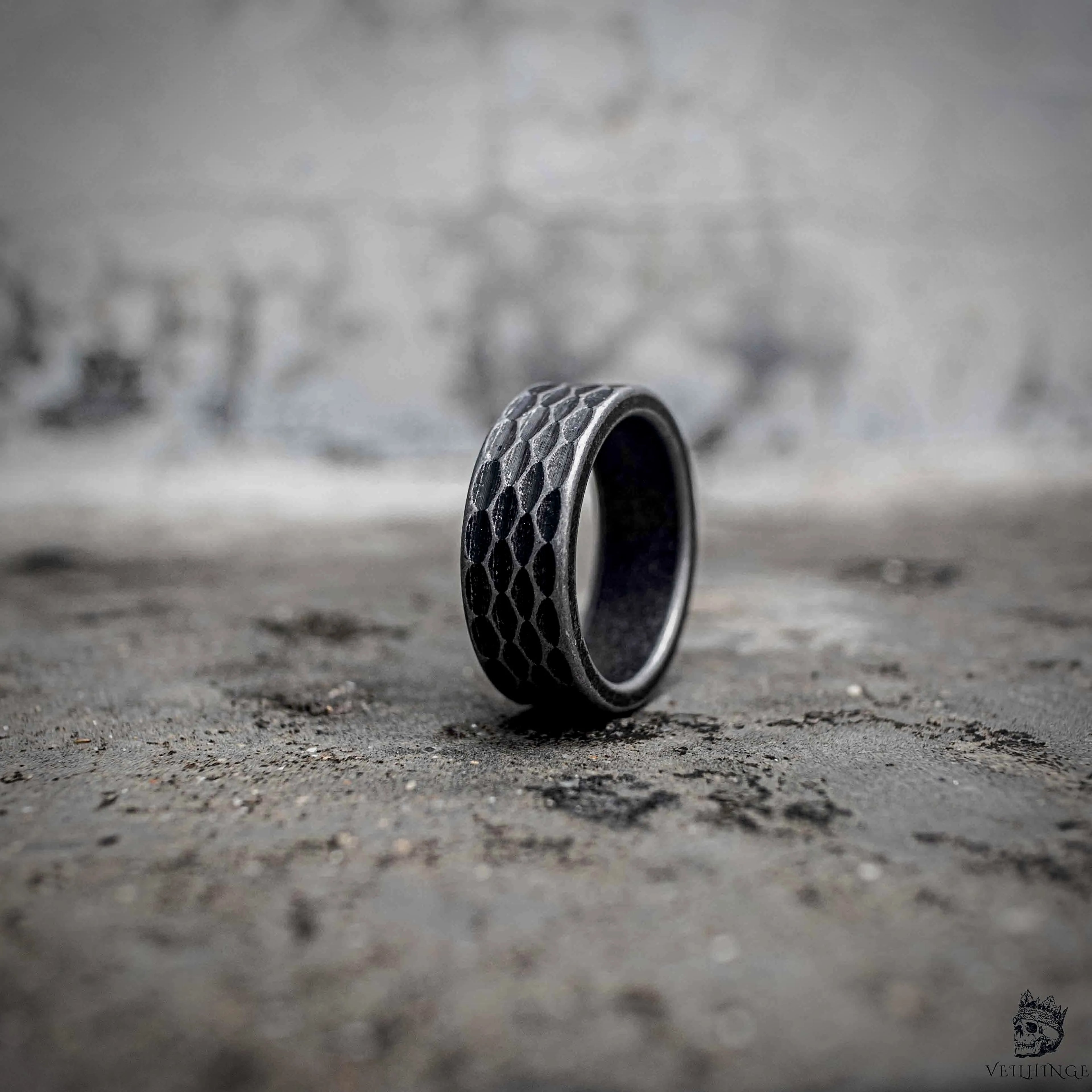 Gothic dragon scale ring side view showing three-row scale texture and polished stainless steel interior in oxidized black finish, dark aesthetic band ring by Veilhinge