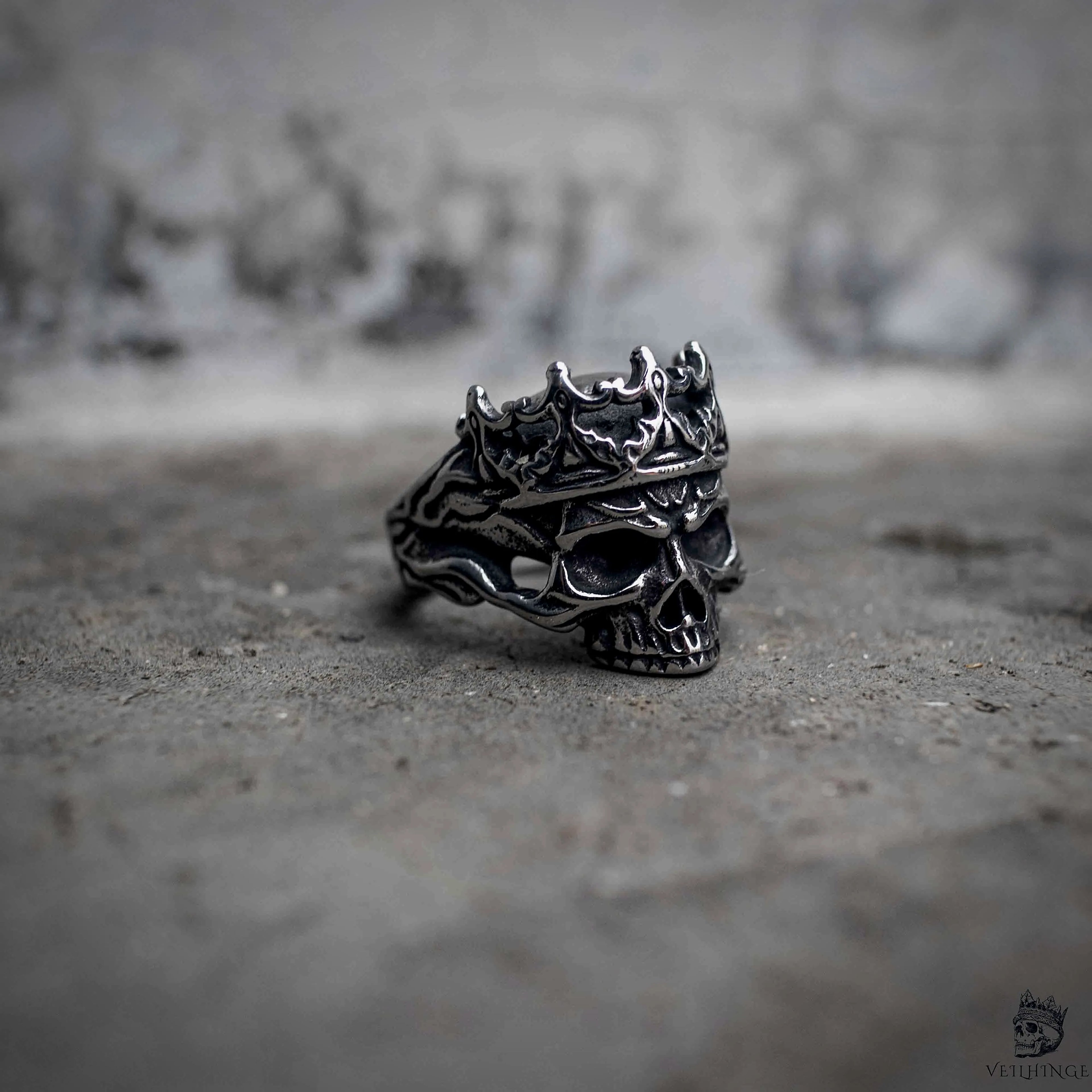 Gothic skull king crown ring in oxidized stainless steel, dark aesthetic memento mori jewelry, front view, Veilhinge