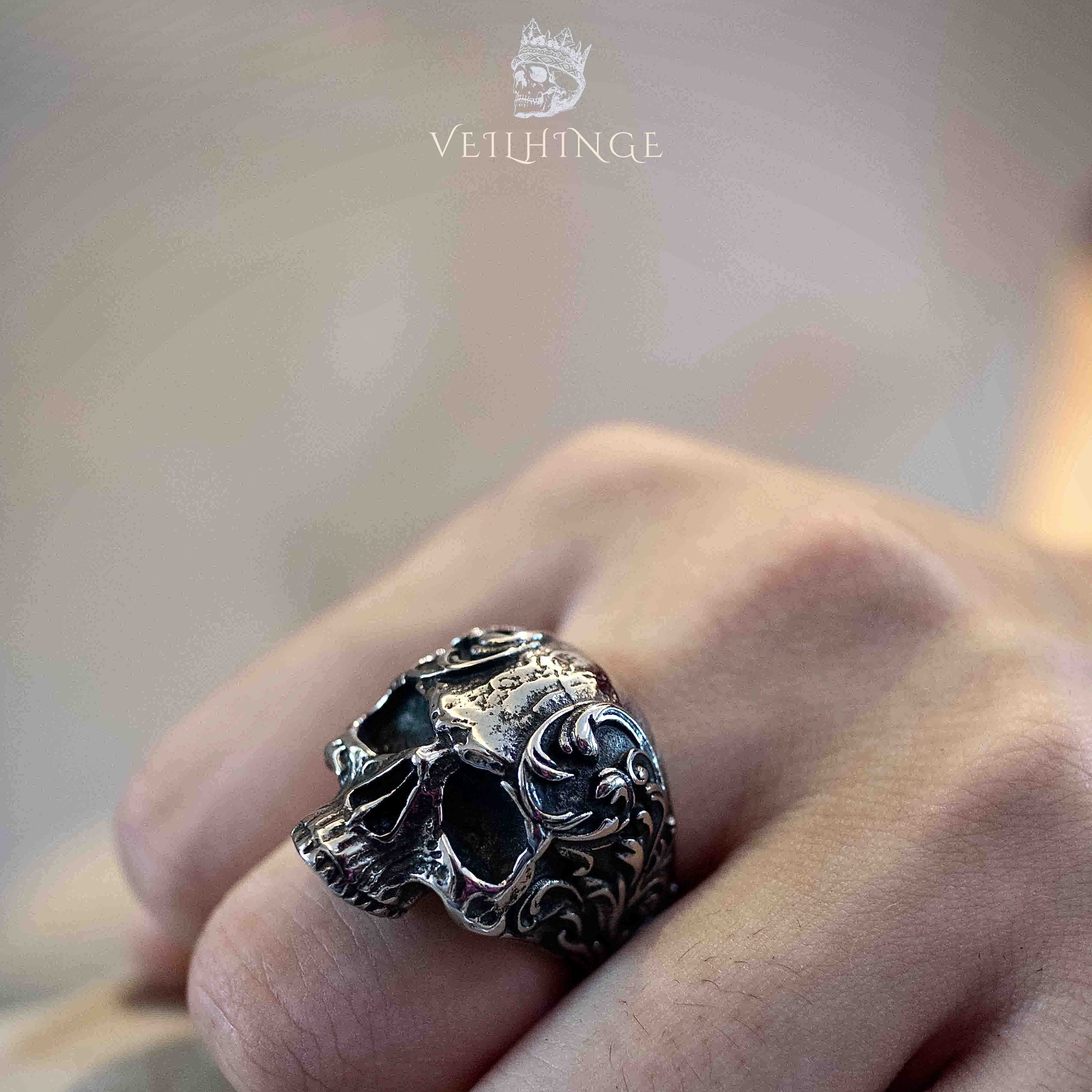 Fleur-de-Lis Skull Ring Secondary image
