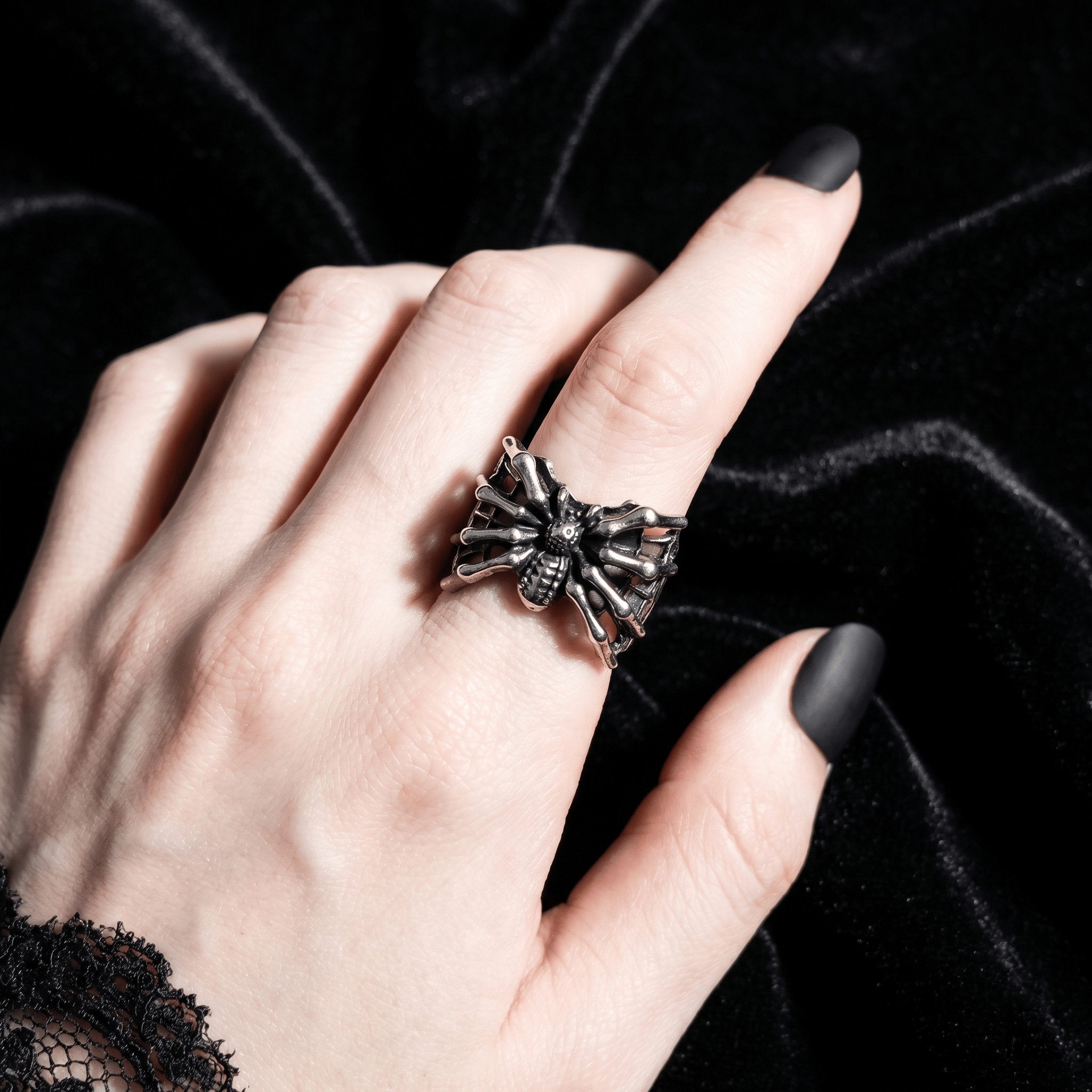 Bone Spider Open Ring – Gothic Adjustable Statement Ring Imagen secundaria del producto