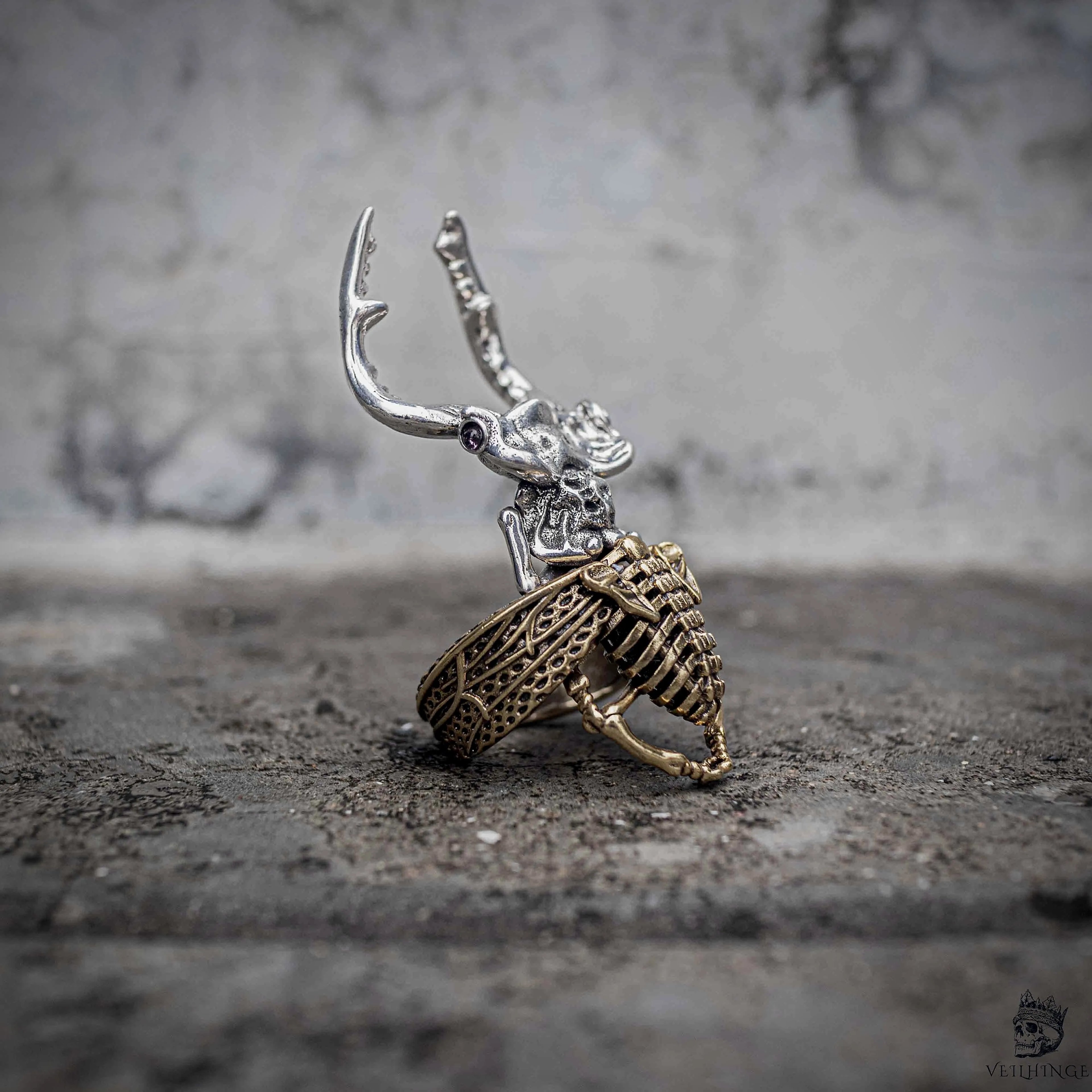 Gothic stag beetle ring side view showing silver mandible and bronze segmented body in stainless steel, dark aesthetic entomology ring by Veilhinge