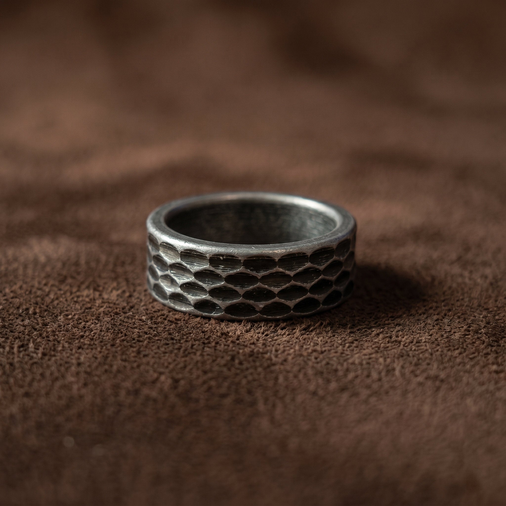 hammered texture ring close up on hand stainless steel vintage band ring Imagen principal del producto