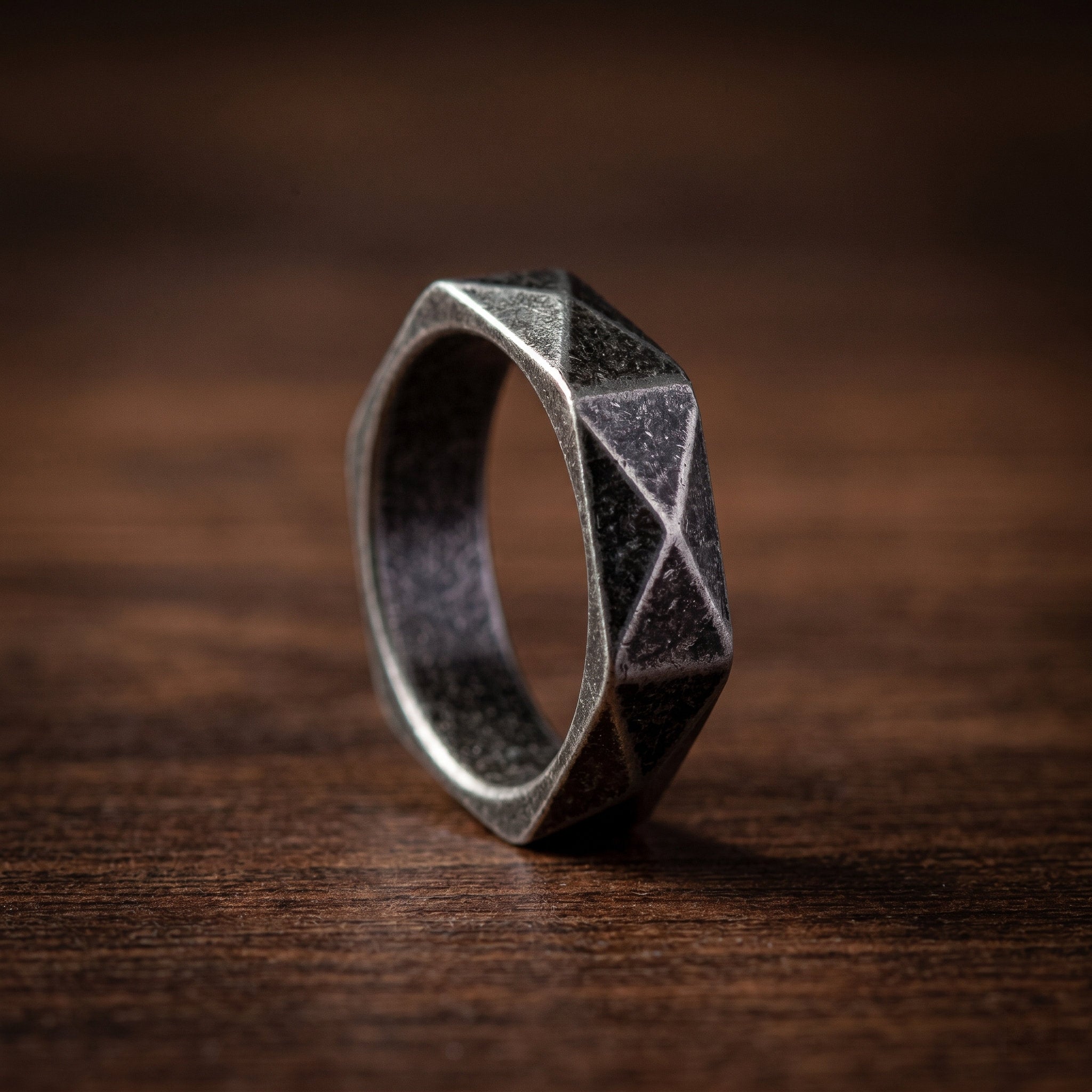 Geometric Faceted Ring – Vintage Stainless Steel Band Imagen secundaria del producto