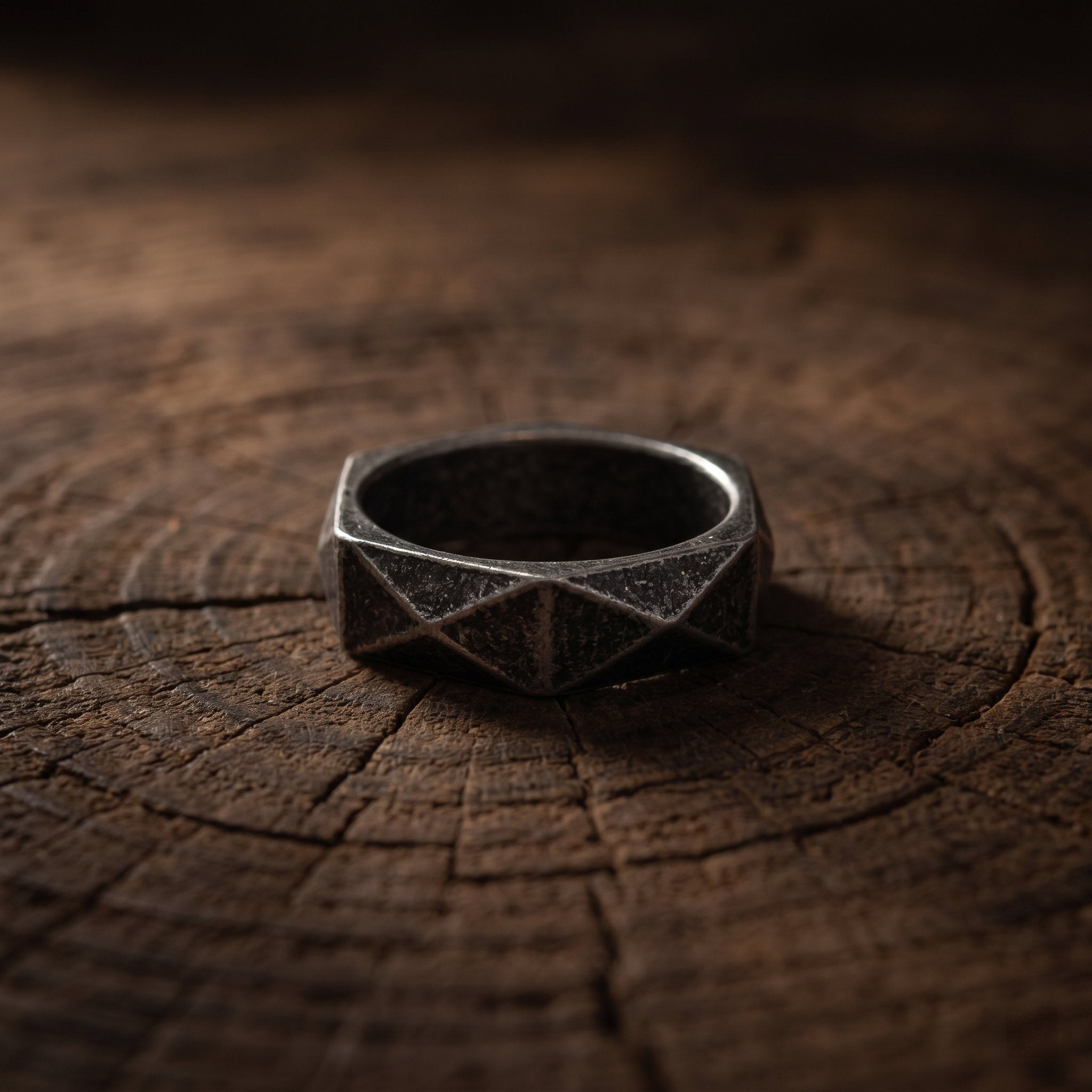 faceted geometric ring stainless steel vintage band front view Imagen principal del producto