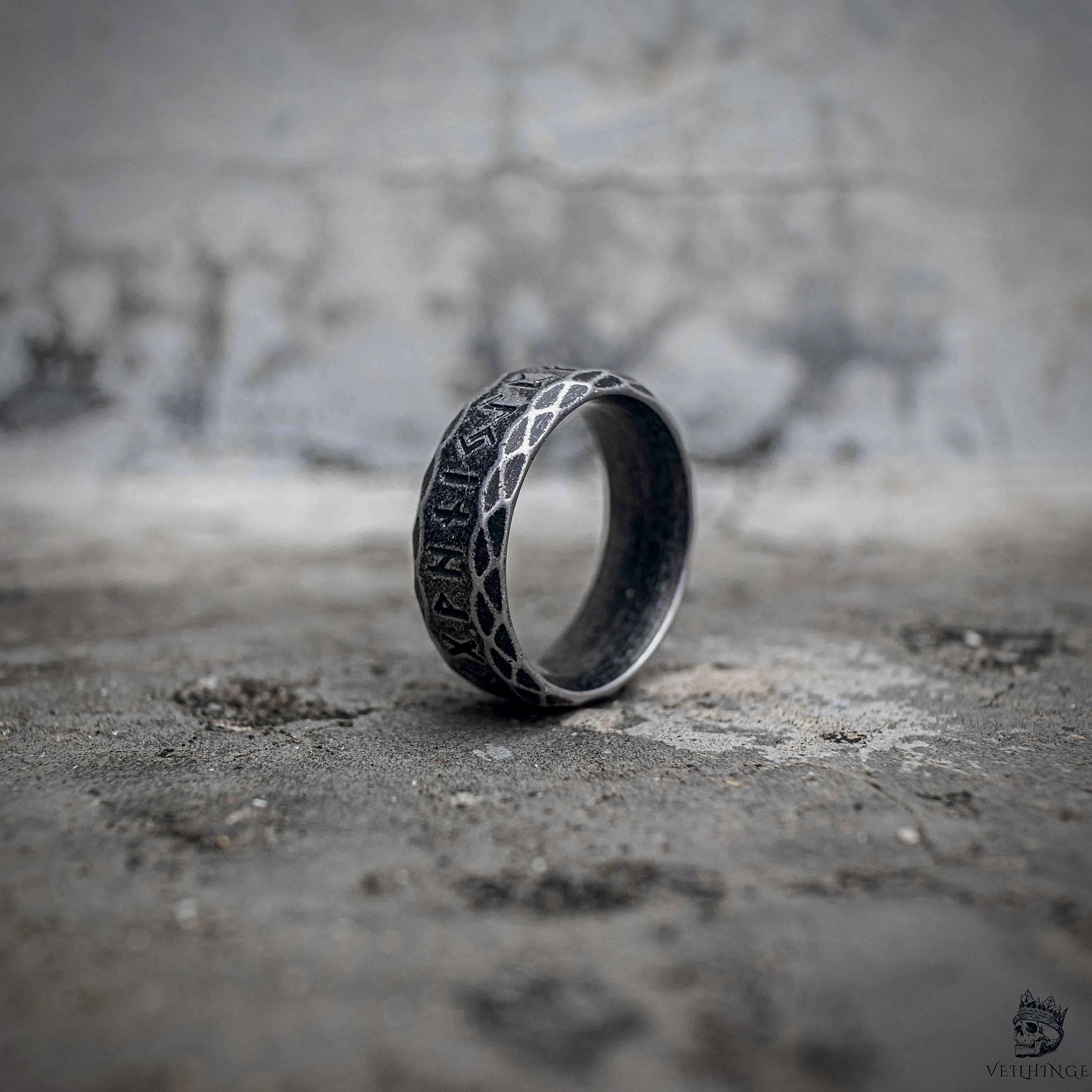 Norse rune band ring with serpent scale engraving and polished stainless steel interior in oxidized black finish, Viking dark aesthetic ring by Veilhinge, side view