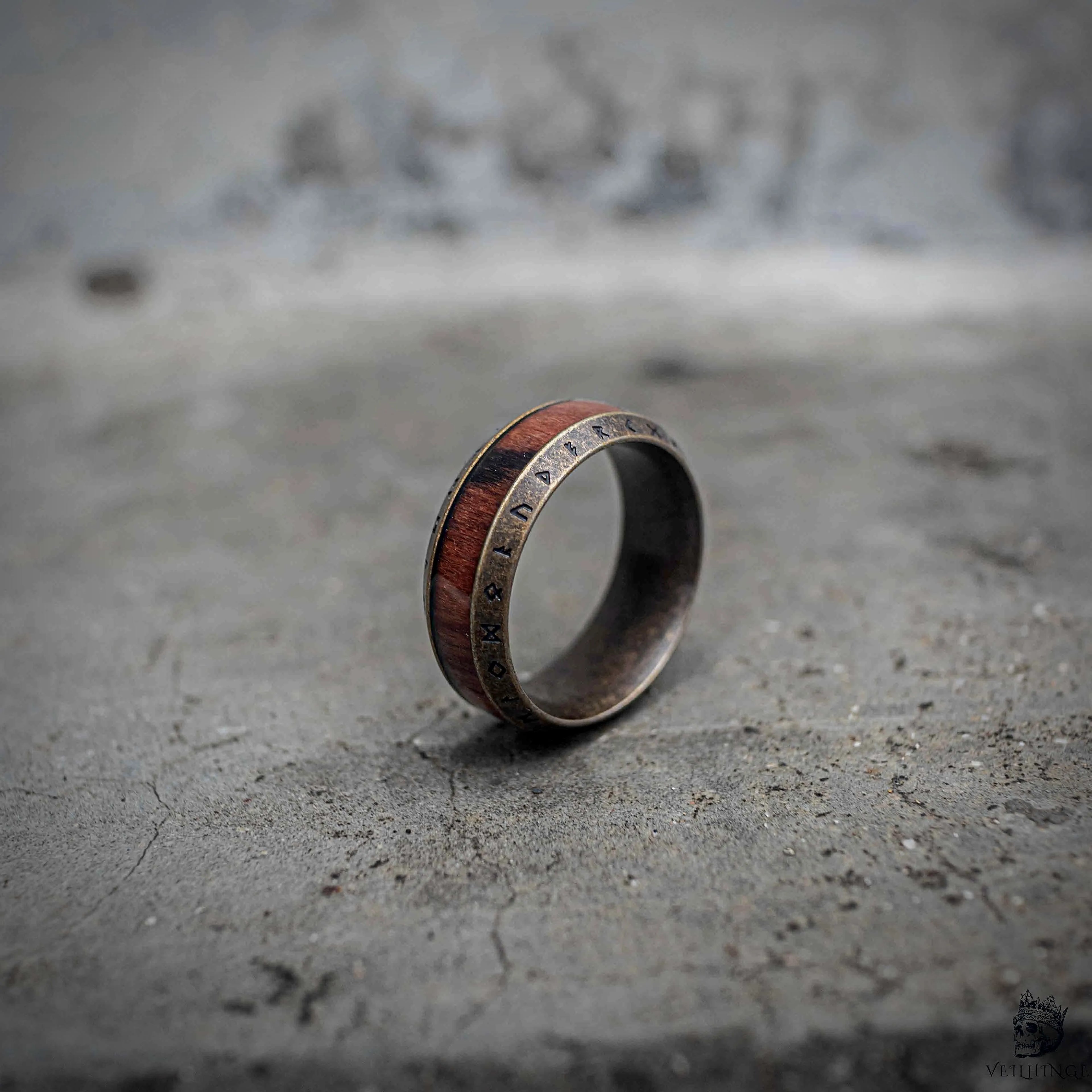 Norse rune wood inlay ring side view showing natural redwood inlay stripe and Elder Futhark rune border on oxidized stainless steel, Viking dark aesthetic ring by Veilhinge