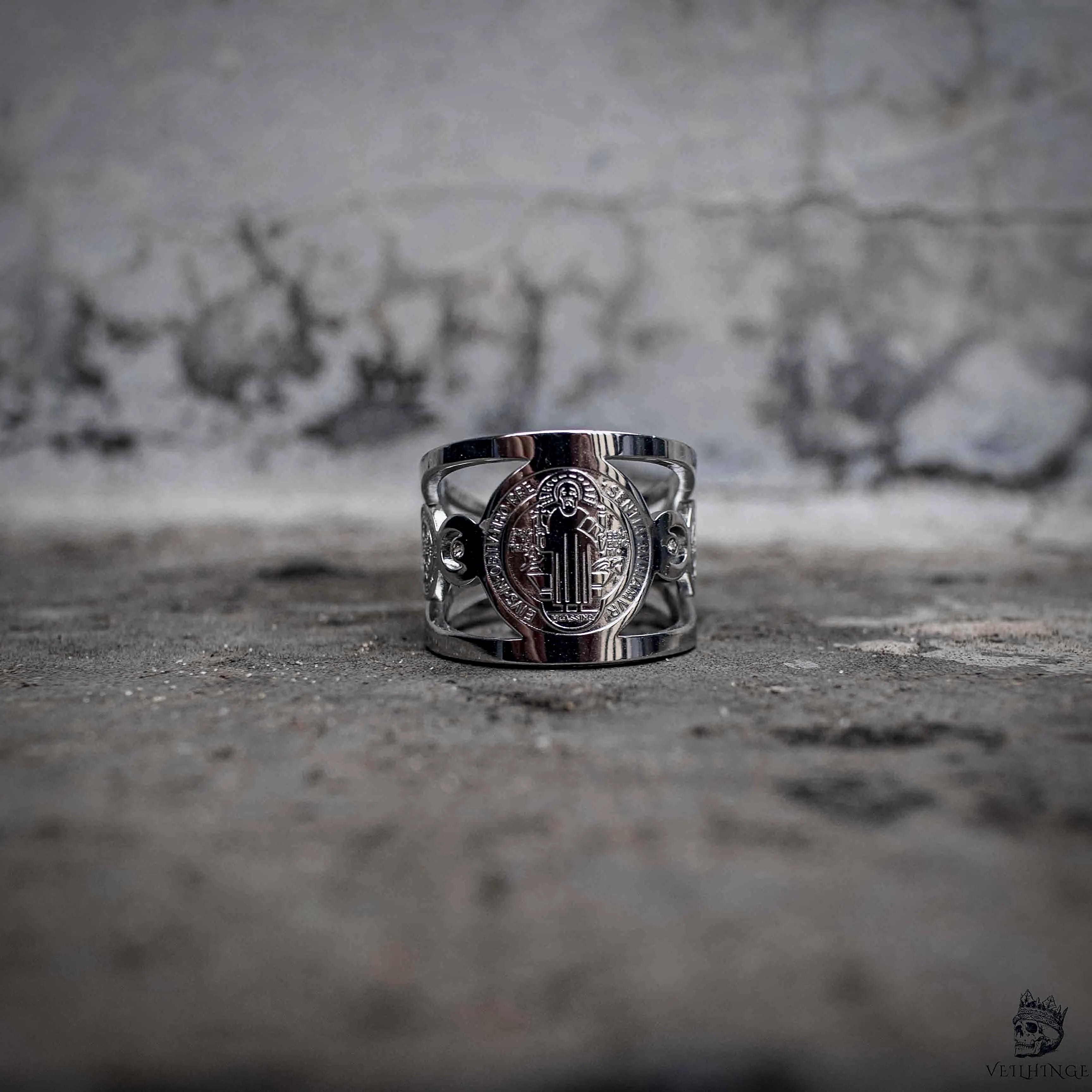 Saint Benedict medal ring in polished stainless steel, gothic wide band with openwork design, front view, Veilhinge