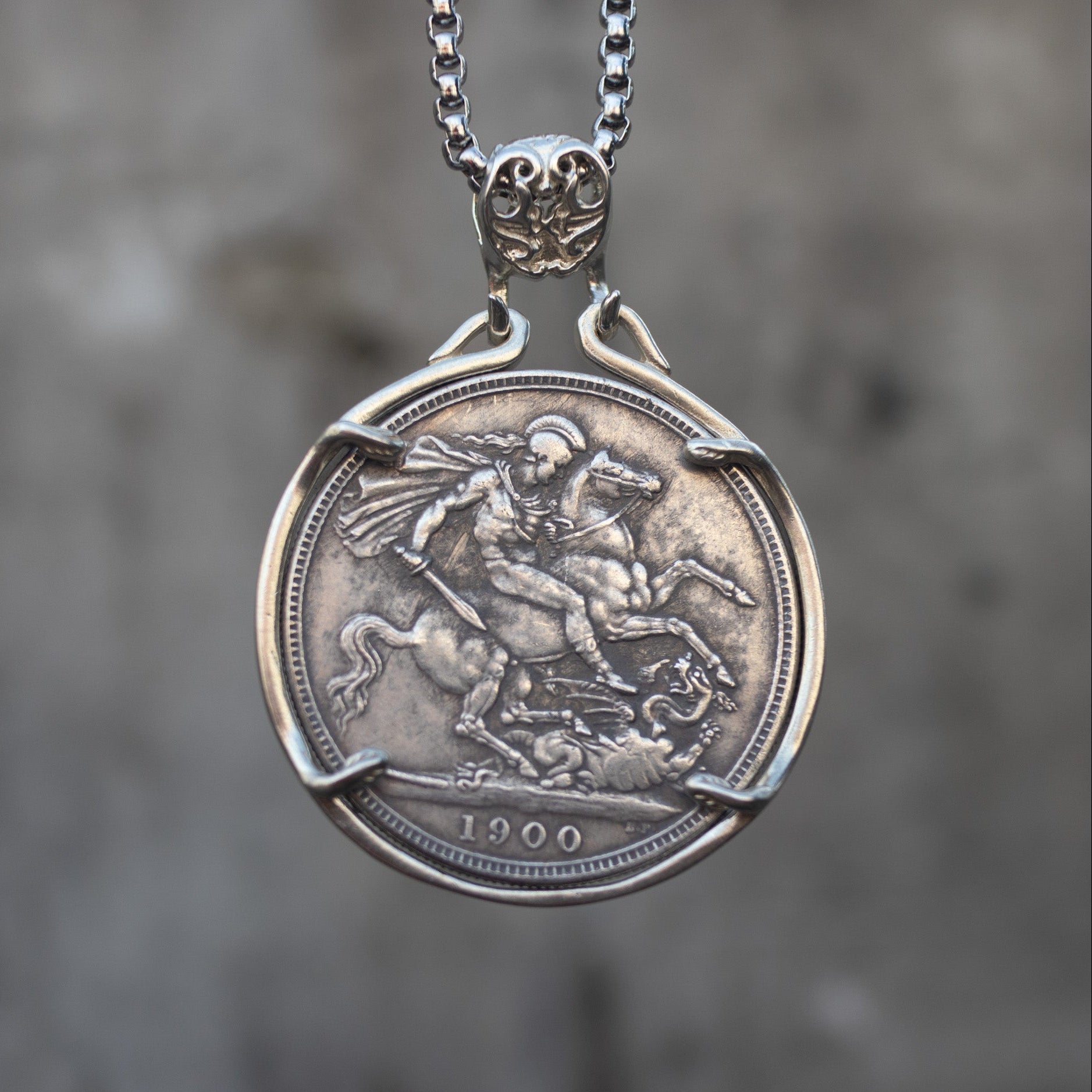 Coin pendant engraved with Saint George on horseback slaying a dragon, dated 1900, British Crown style, set in a four-prong bezel on a decorative chain Main image
