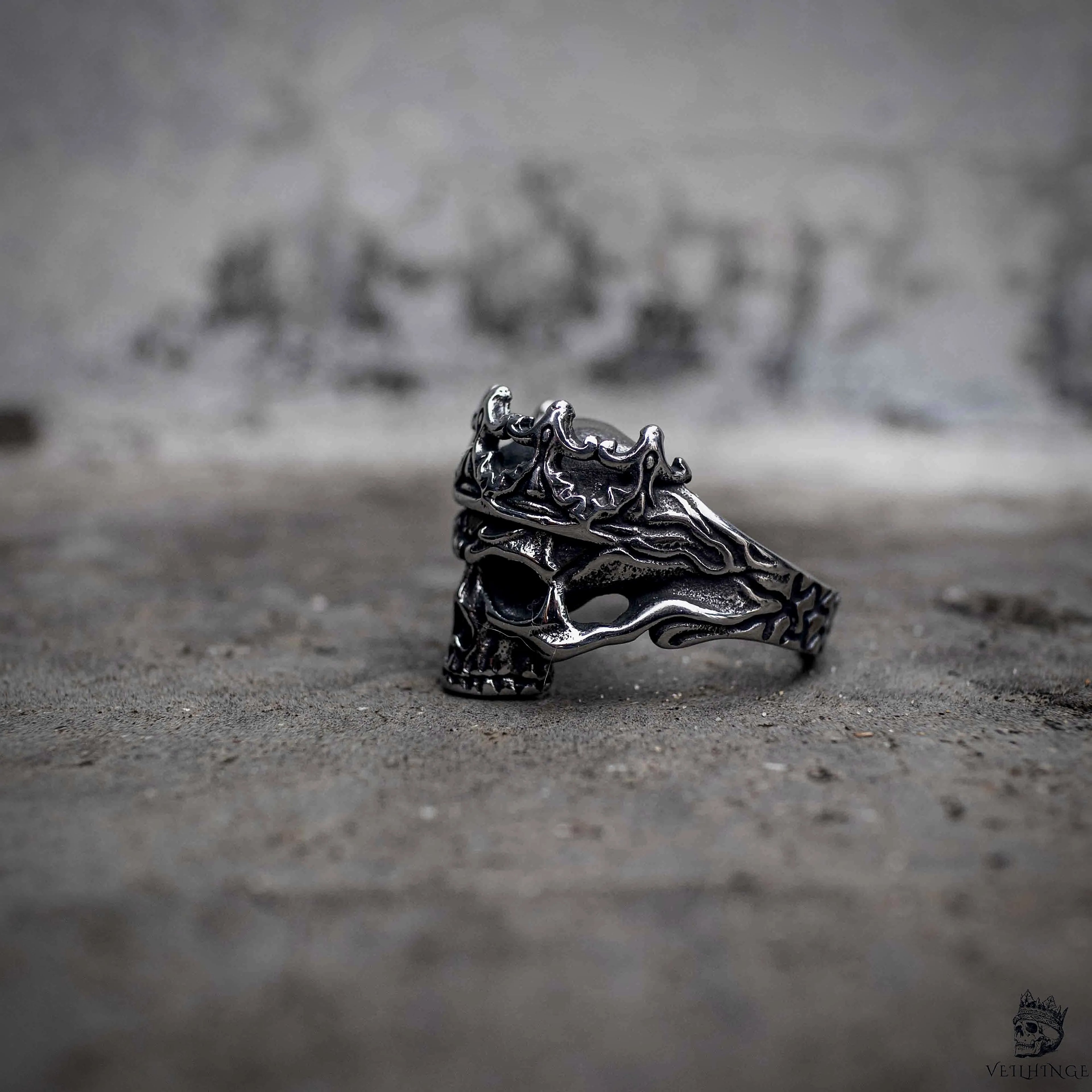 Skull crown ring with black stone and flame engraved band in oxidized antique silver, dark aesthetic stainless steel jewelry by Veilhinge, side view