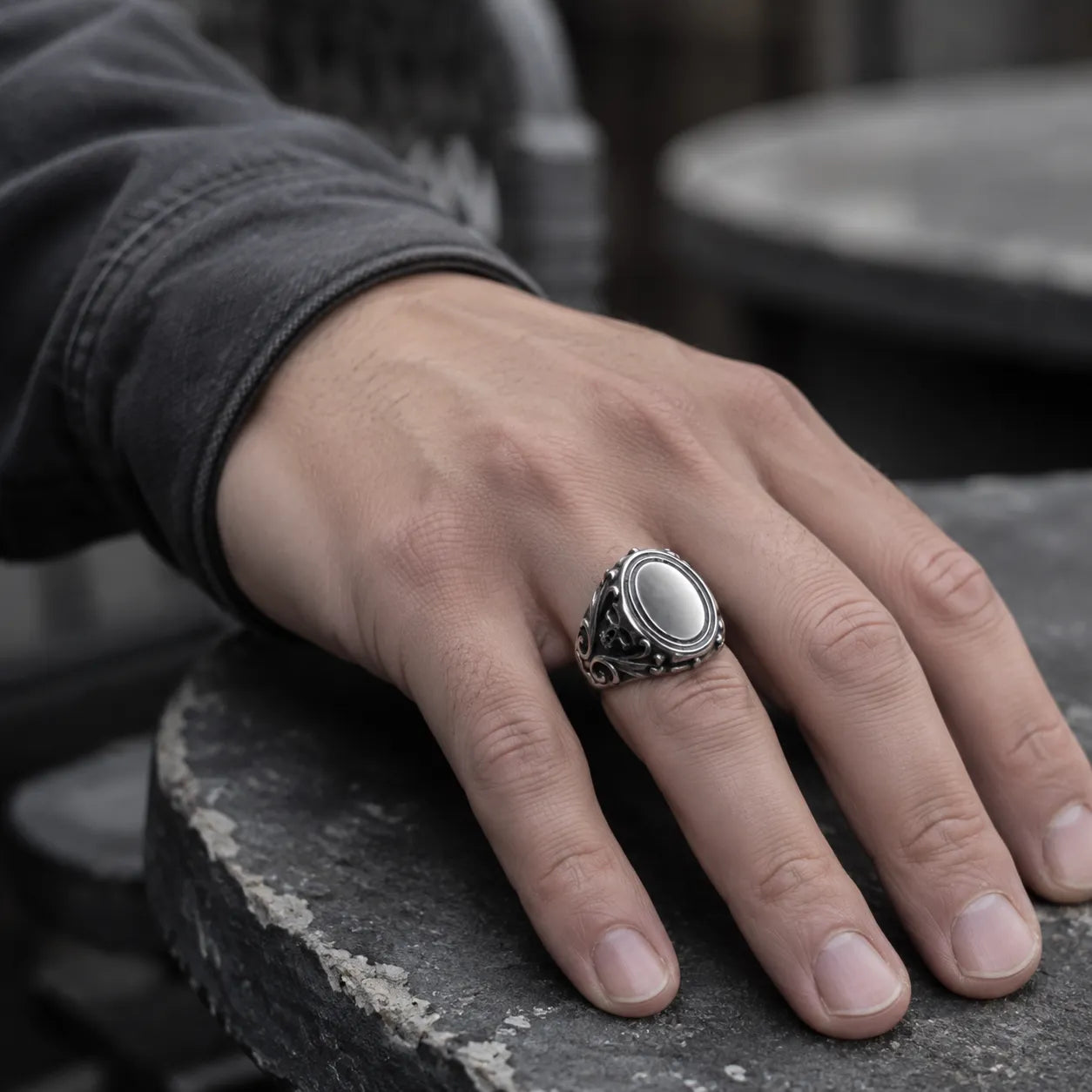 Skull Acanthus Signet Ring Secondary image