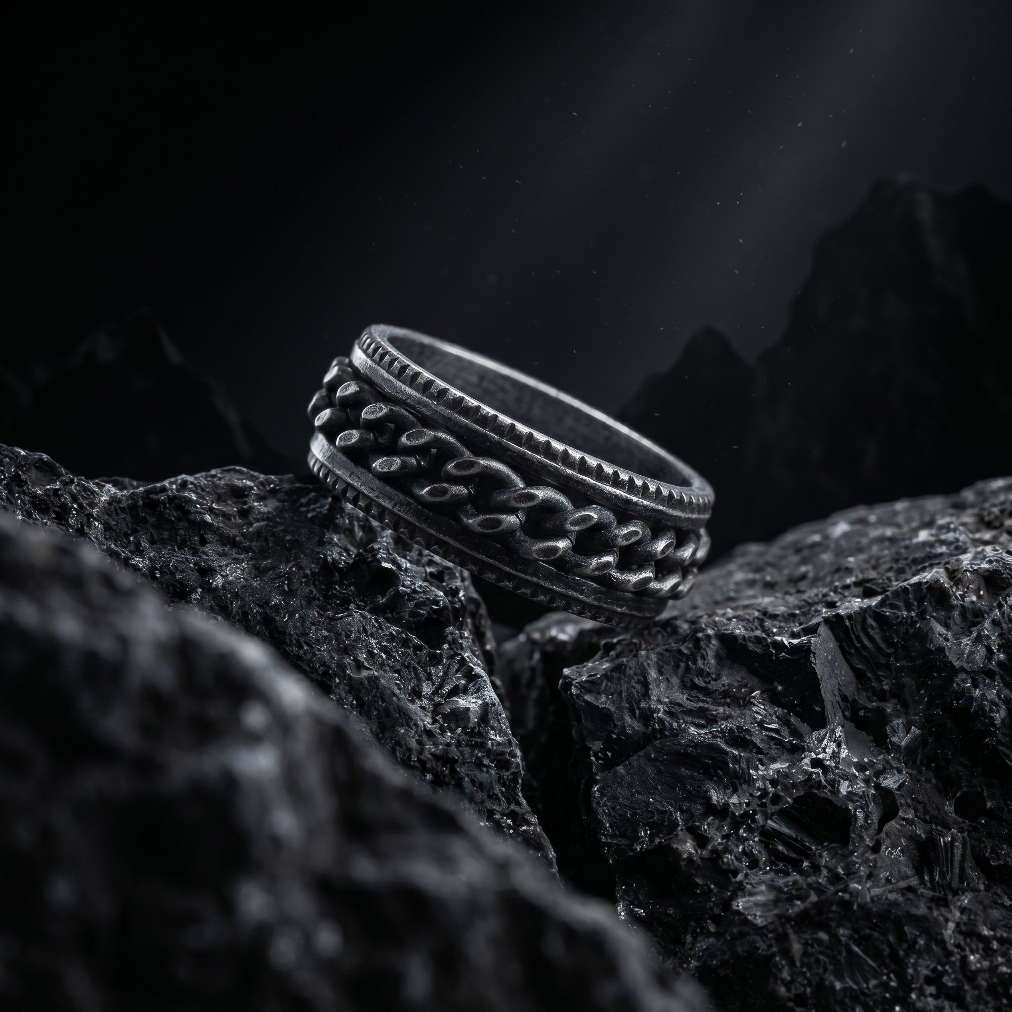 stainless steel chain spinner ring rotating band detail place on dark rock Imagen principal del producto