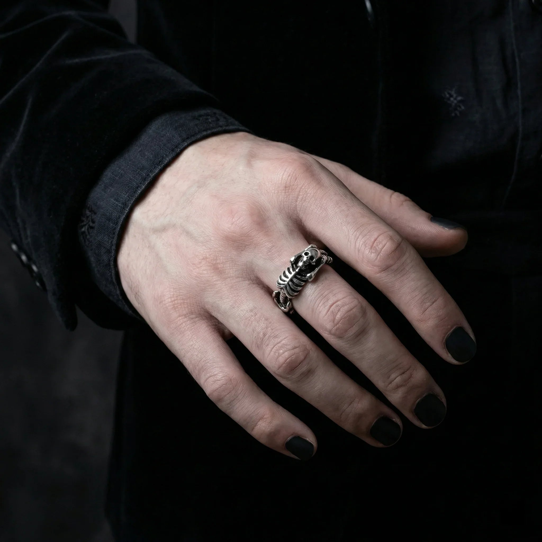 Vamp Romantic Skeleton Ring – Adjustable Skull Spine Band Imagen secundaria del producto