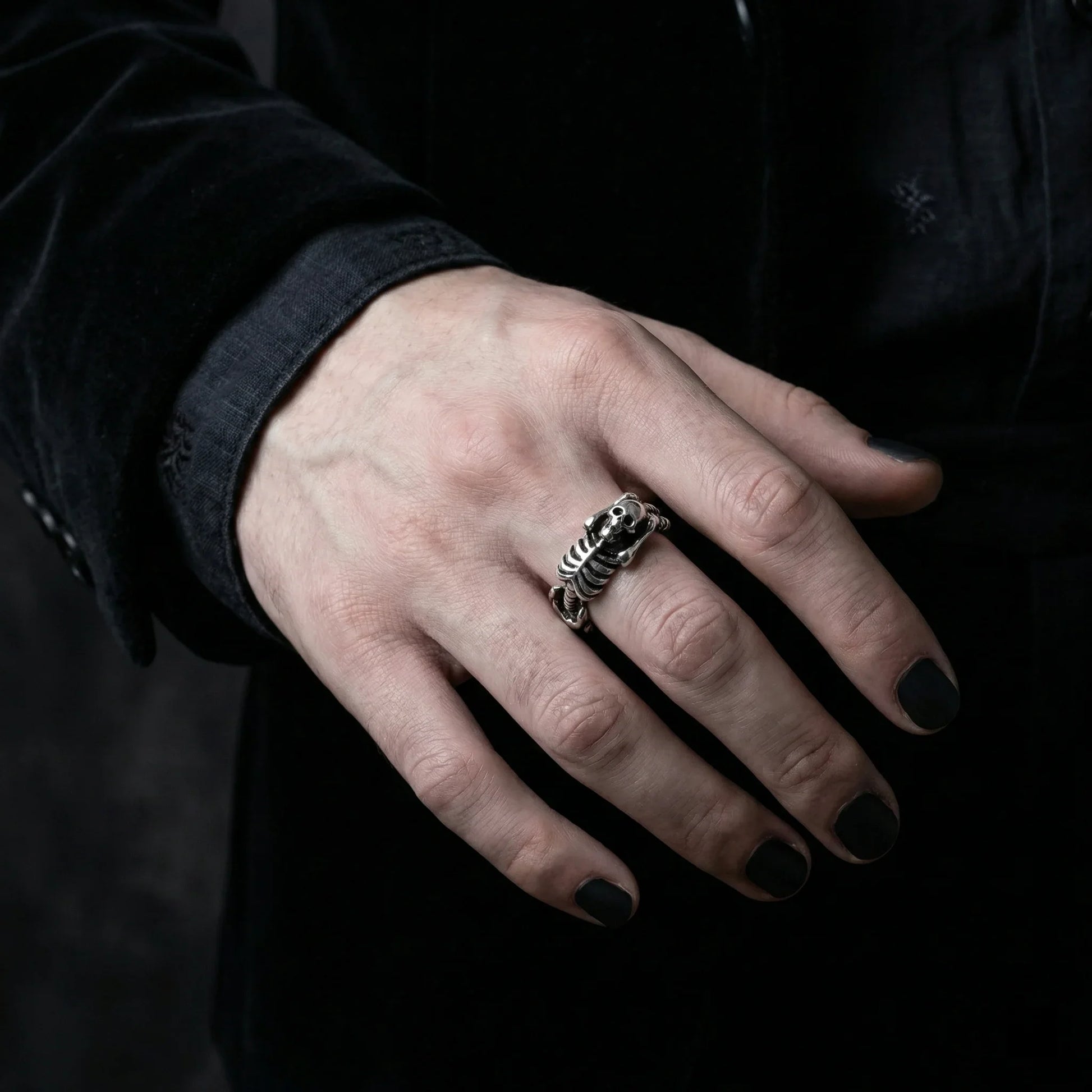 Vamp Romantic skeleton gothic ring worn on hand with black nails – adjustable tarnish-resistant skull spine band in dark romance aesthetic