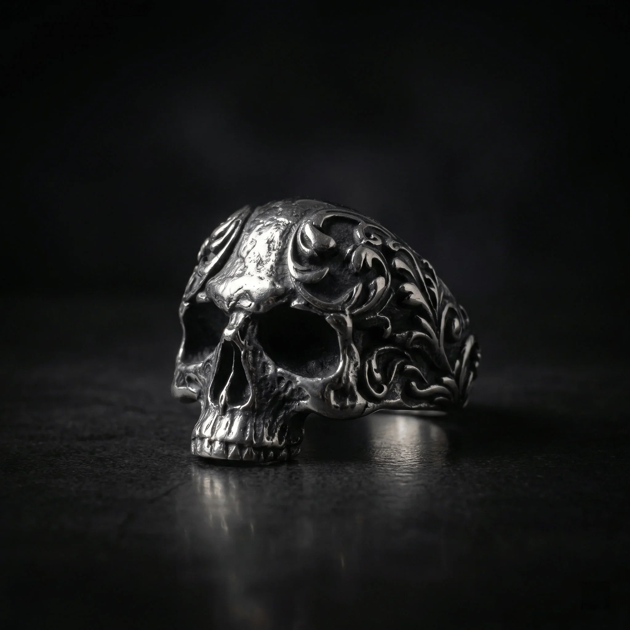 fleur de lis skull ring gothic oxidized silver statement ring engraved band Imagen principal del producto