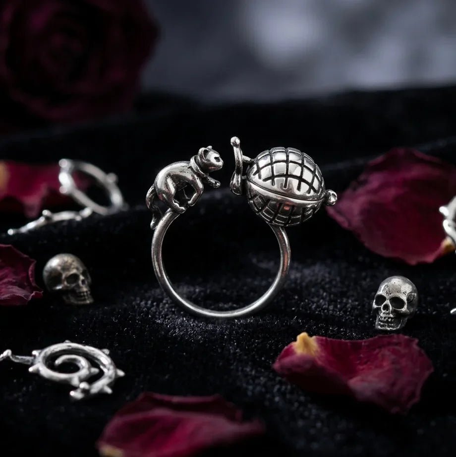 Veilhinge Gothic Cat Poison Ring with openable sphere cage, dark gothic jewelry Imagen principal del producto