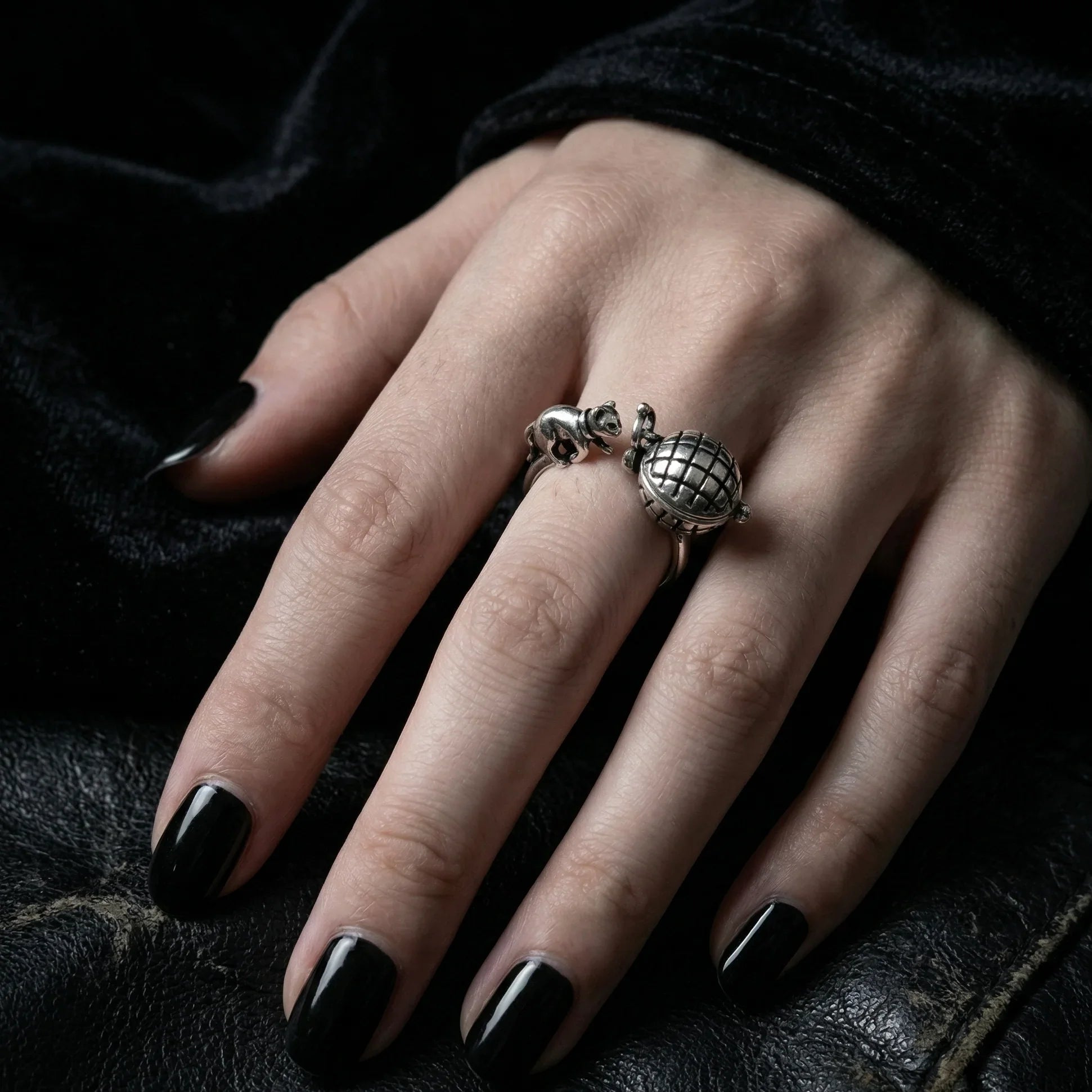 Veilhinge Gothic Cat Poison Ring worn on hand, adjustable open-ended ring，openable storage ring