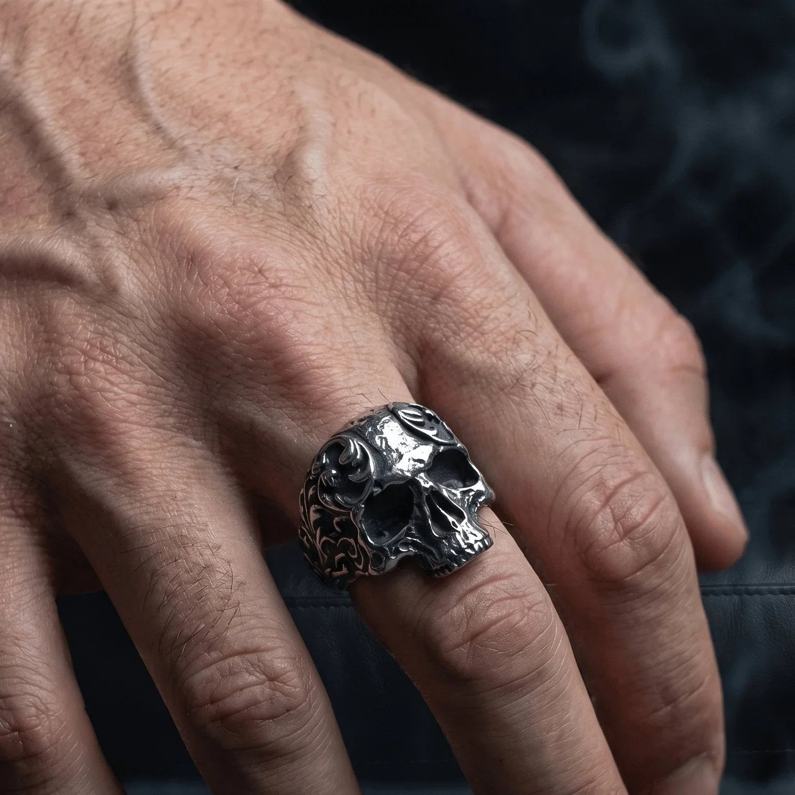 Fleur-de-Lis Skull Ring – Gothic Engraved Oxidized Statement Ring Imagen secundaria del producto