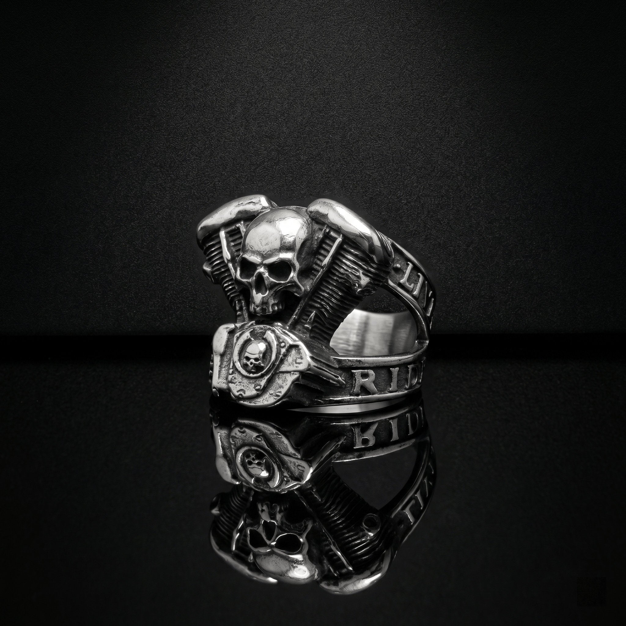 live to ride skull ring biker engine stainless steel statement ring Imagen principal del producto