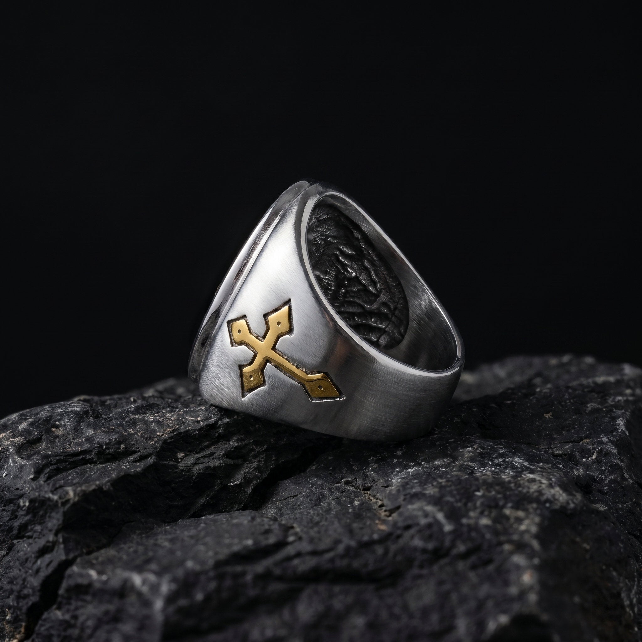 Sacred Heart Gothic Ring – Cross Signet Ring in Stainless Steel Imagen secundaria del producto