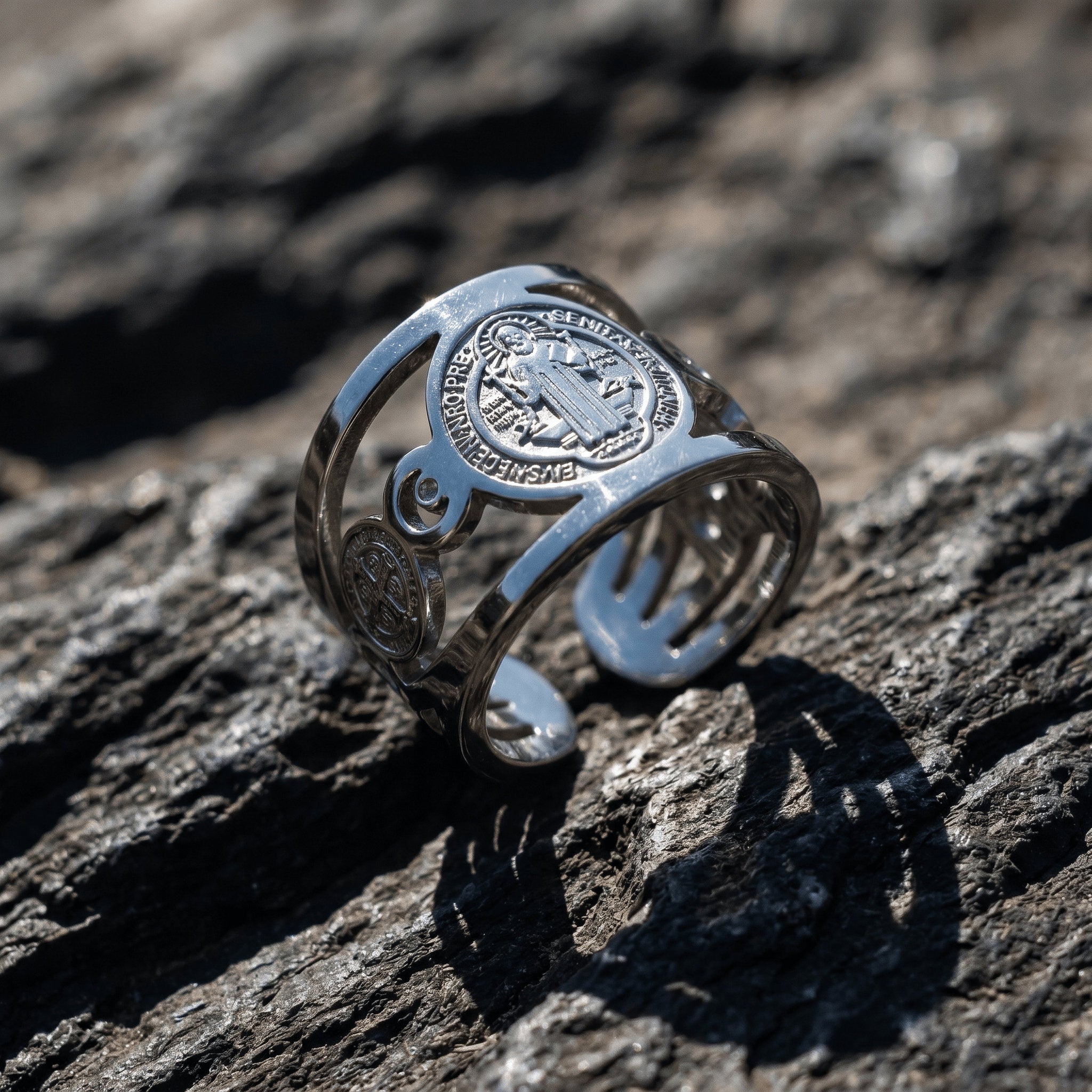 Saint Benedict Ring – Minimal Polished Stainless Steel Signet Ring Imagen secundaria del producto