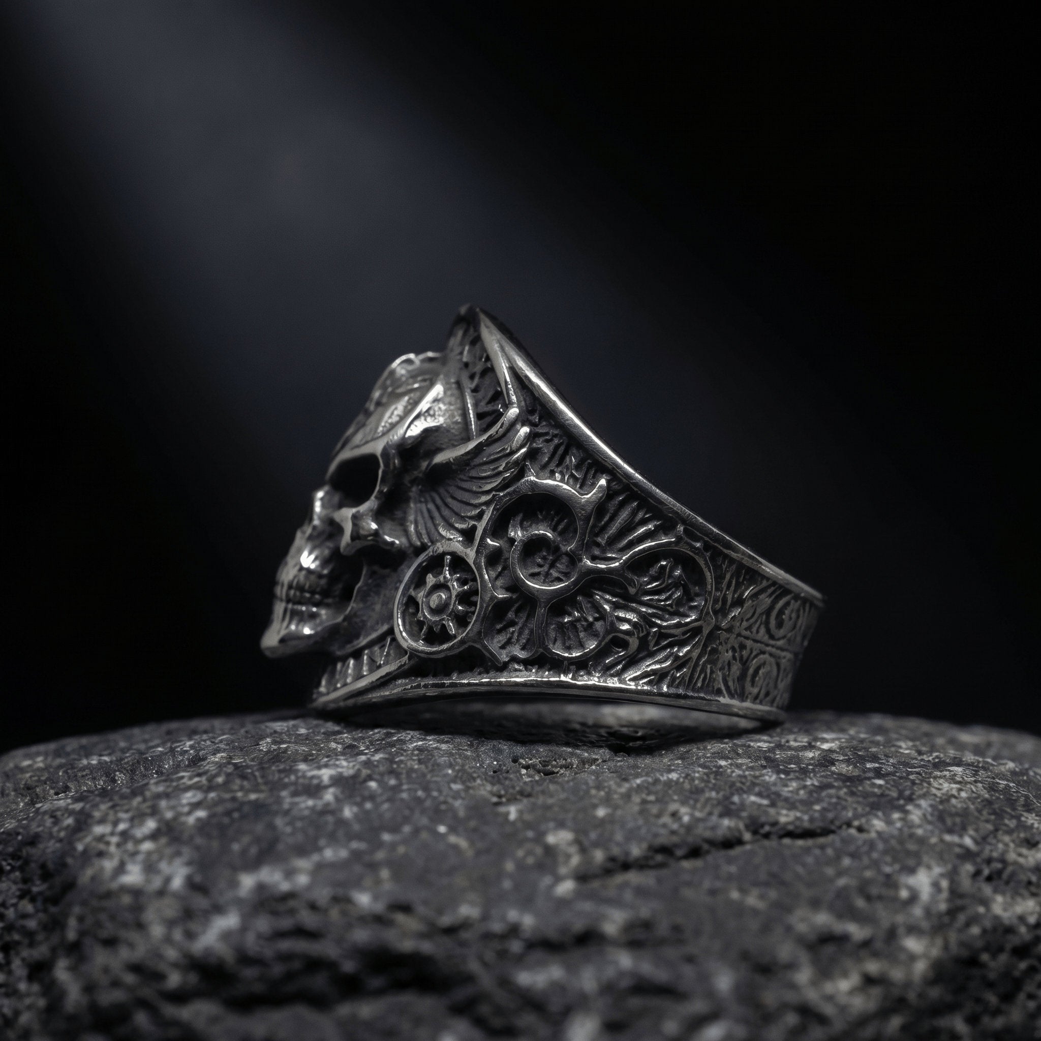 Winged Skull Ring – Roman Numeral Gothic Stainless Steel Biker Ring Imagen secundaria del producto