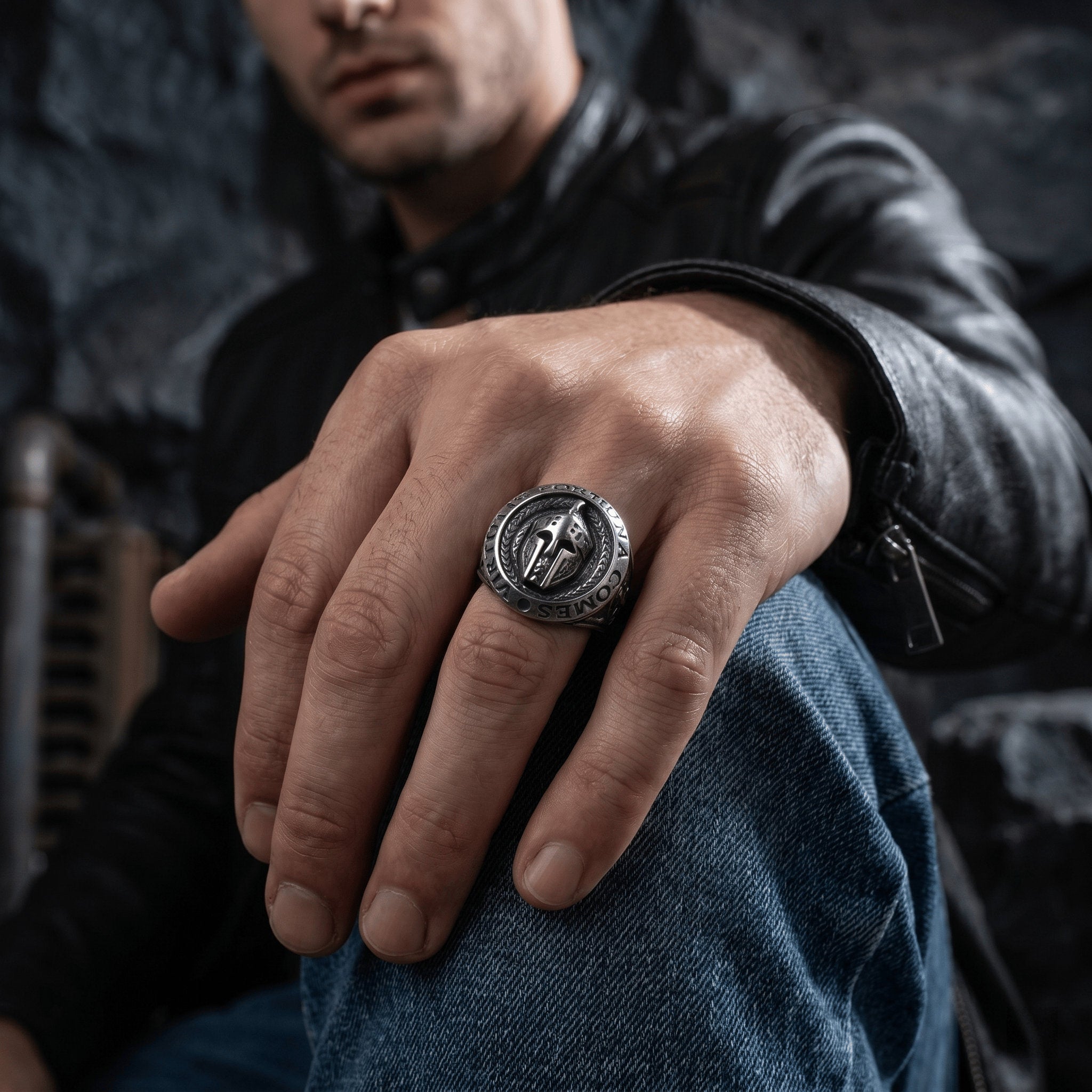 Aegis Spartan Signet Ring – Fortuna Vincit Omnia Stainless Steel Ring Imagen secundaria del producto