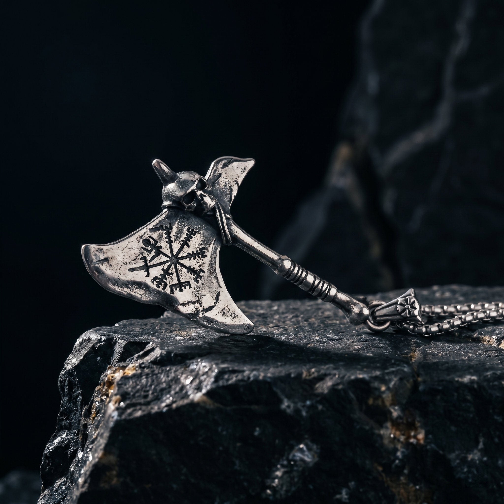 antique silver viking pendant necklace on dark stone background Imagen principal del producto