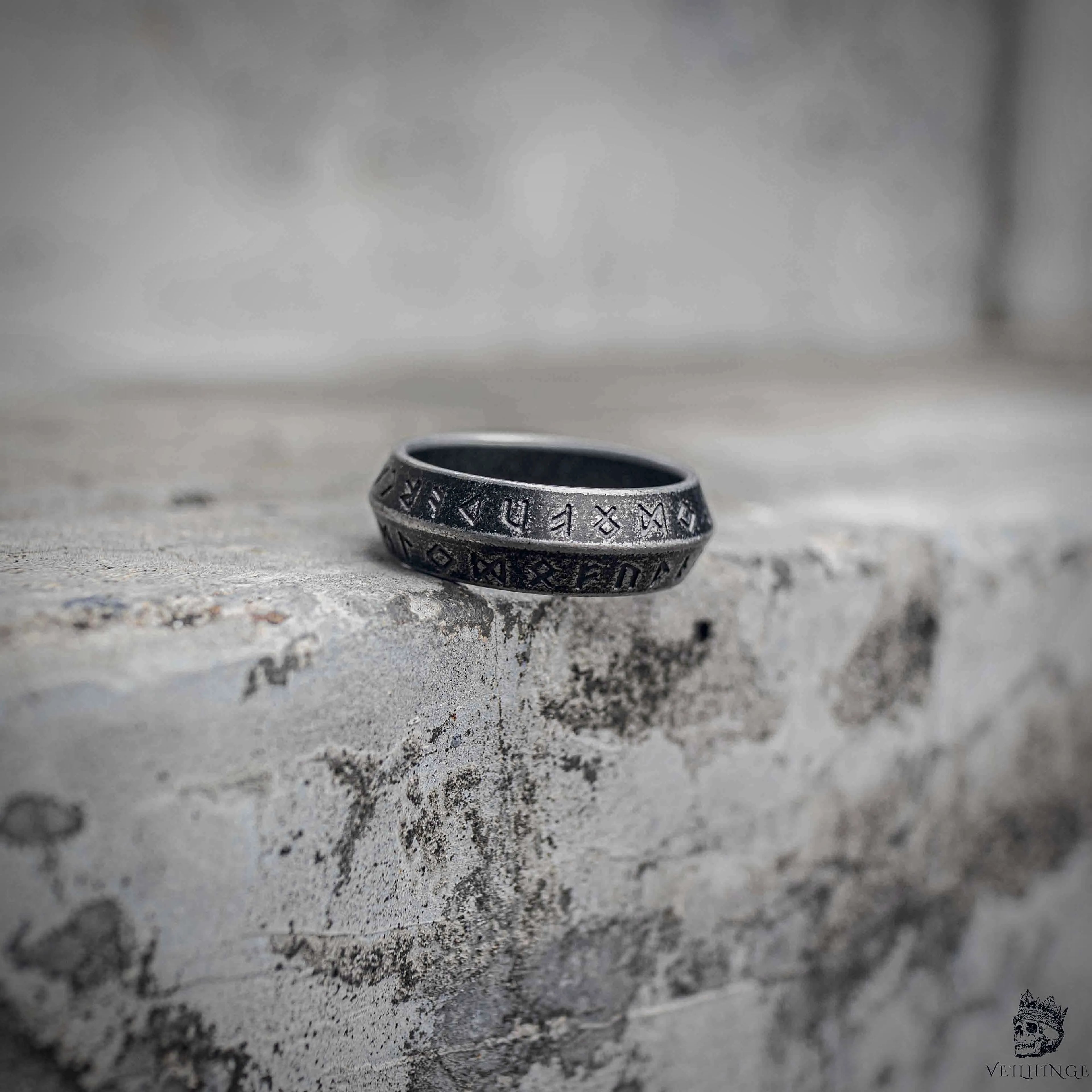 Viking rune band ring with beveled edge and double row Elder Futhark engraving in oxidized antique silver stainless steel, Norse minimalist dark aesthetic ring by Veilhinge