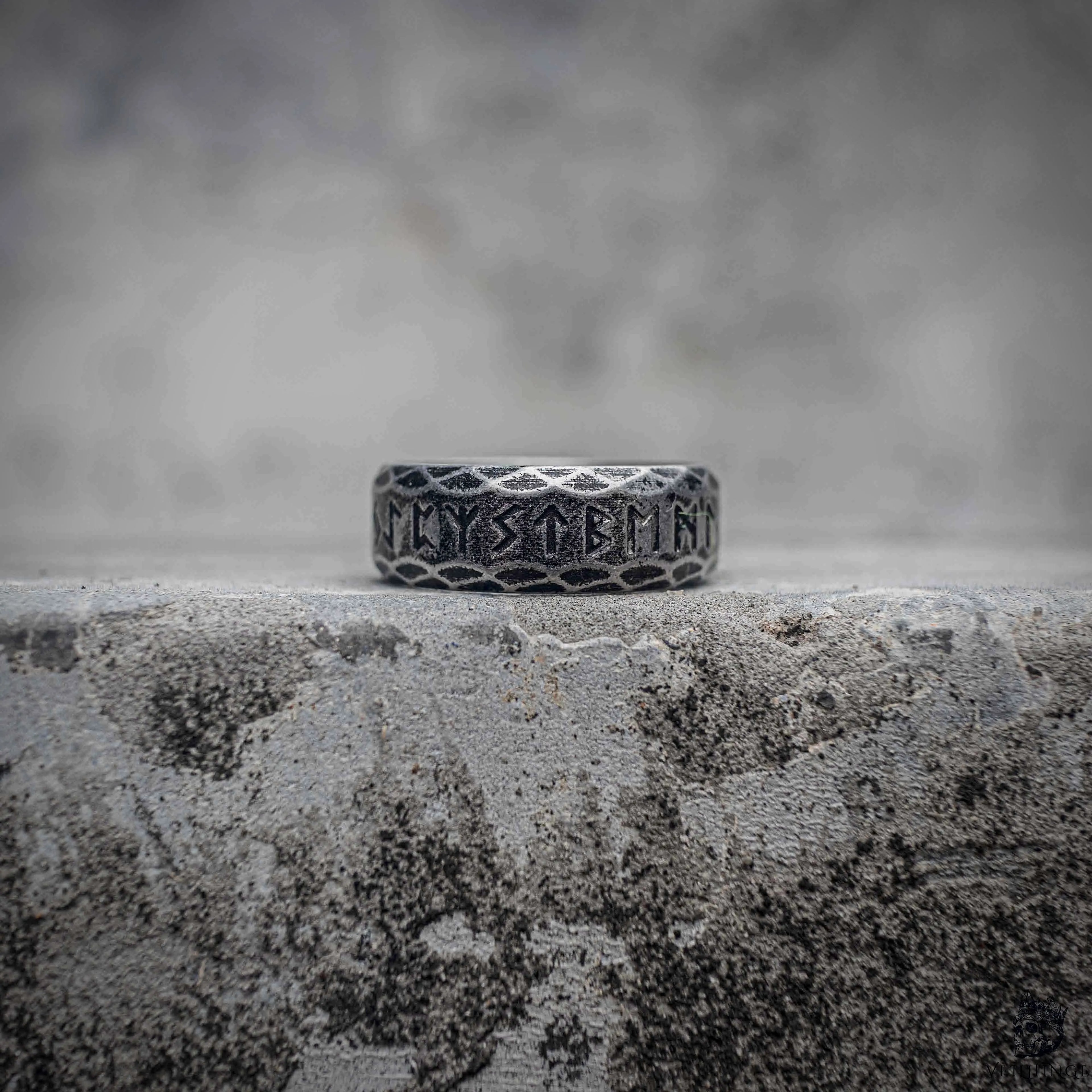 Viking rune ring with snake scale diamond lattice texture and Elder Futhark rune band in oxidized black stainless steel, dark aesthetic Norse ring by Veilhinge, front view