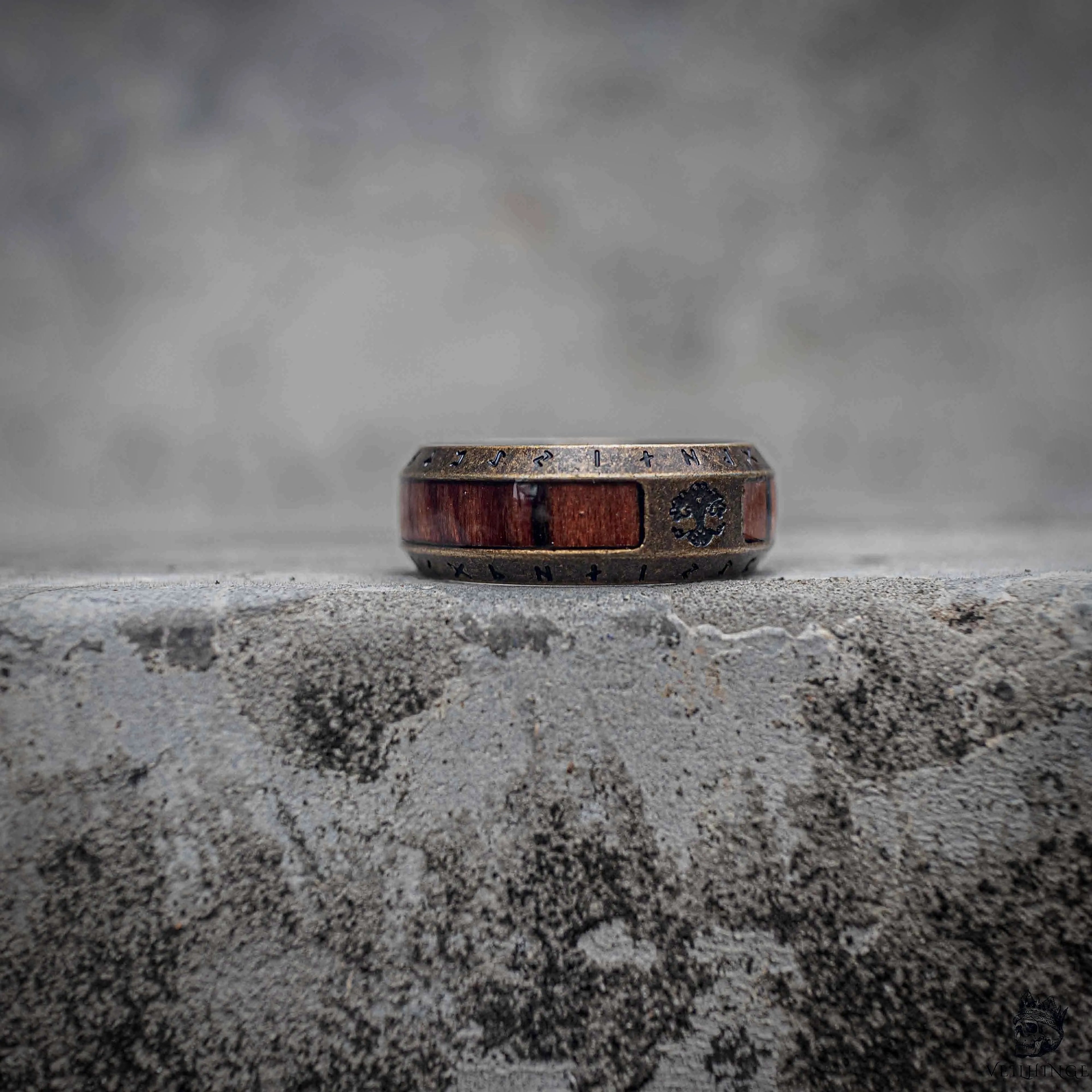 Viking rune ring with Yggdrasil world tree engraving and natural wood inlay in oxidized bronze stainless steel, Norse dark aesthetic band ring by Veilhinge, front view